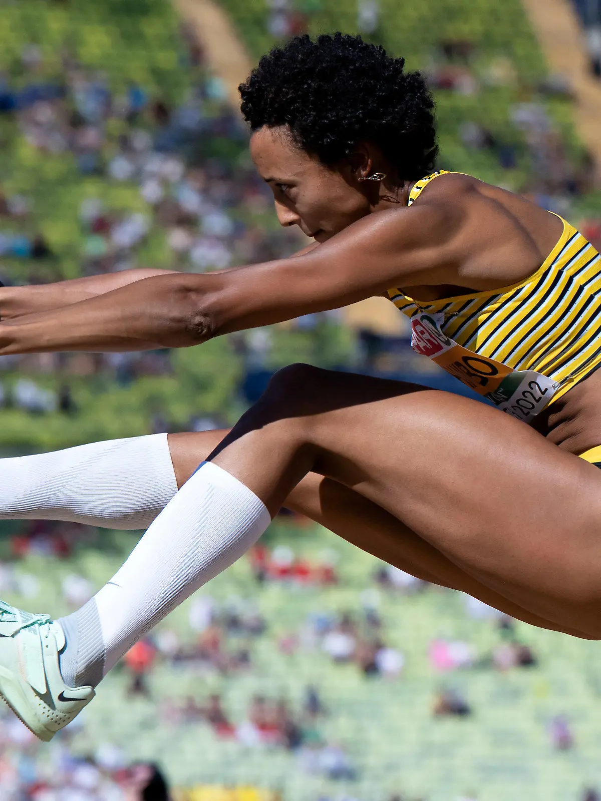 dpatopbilder - 16.08.2022, Bayern, München: European Championships, Europameisterschaft, Leichtathletik,Weitsprung, Qualifikation, Frauen im Olympiastadion. Malaika Mihambo aus Deutschland bereitet ihre Landung vor. Foto: Sven Hoppe/dpa +++ dpa-Bildfunk +++