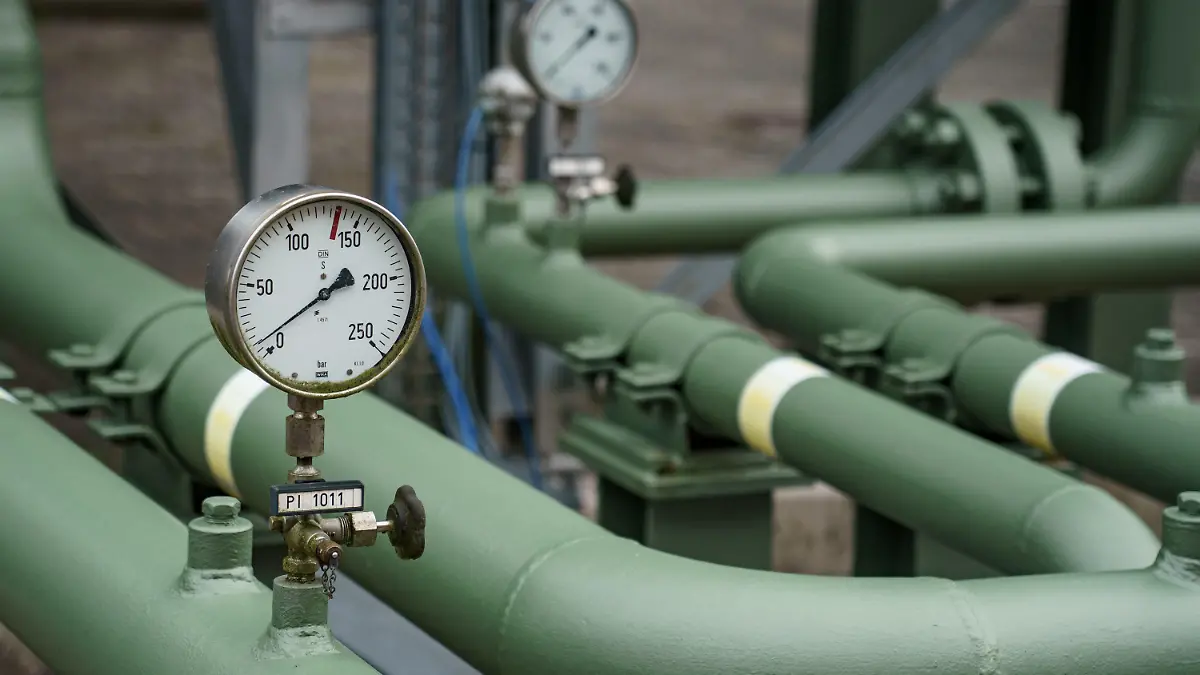 ARCHIV - 01.03.2022, Schleswig-Holstein, Kiel: Messinsturmente zeigen den Leitungsdruck von Rohrleitungen des Gaspeichers der Stadtwerke Kiel an. Neben der umstrittenen Gasumlage, mit der die Bundesregierung einen Zusammenbruch von Importeuren infolge stark gedrosselter russischer Gaslieferungen verhindern möchte, soll im Herbst noch eine sogenannte Gasspeicherumlage greifen. (zu dpa: "Bekanntgabe von weiteren Umlagen auf Gaspreis erwartet") Foto: Axel Heimken/dpa +++ dpa-Bildfunk +++