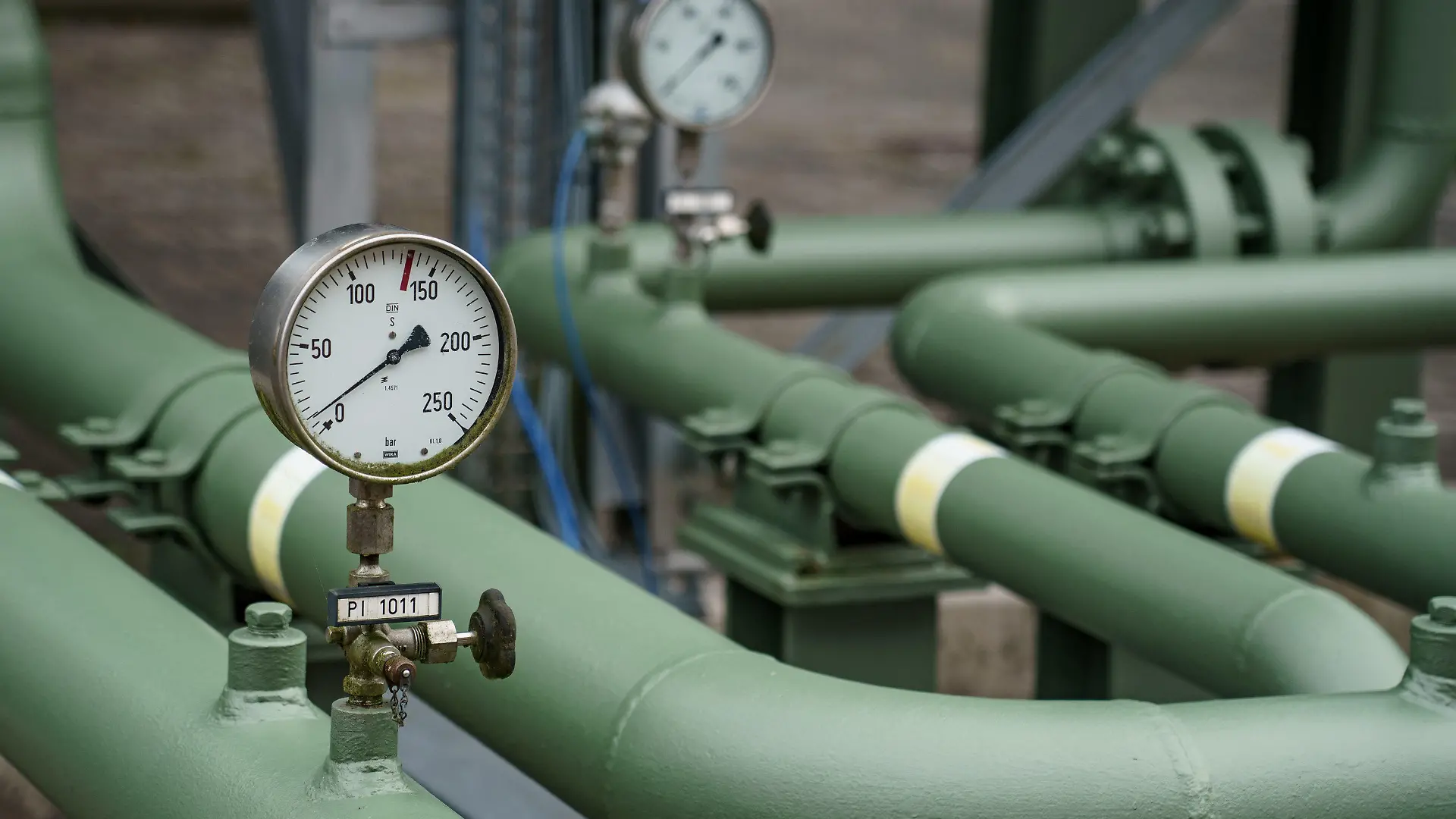 ARCHIV - 01.03.2022, Schleswig-Holstein, Kiel: Messinsturmente zeigen den Leitungsdruck von Rohrleitungen des Gaspeichers der Stadtwerke Kiel an. Neben der umstrittenen Gasumlage, mit der die Bundesregierung einen Zusammenbruch von Importeuren infolge stark gedrosselter russischer Gaslieferungen verhindern möchte, soll im Herbst noch eine sogenannte Gasspeicherumlage greifen. (zu dpa: "Bekanntgabe von weiteren Umlagen auf Gaspreis erwartet") Foto: Axel Heimken/dpa +++ dpa-Bildfunk +++