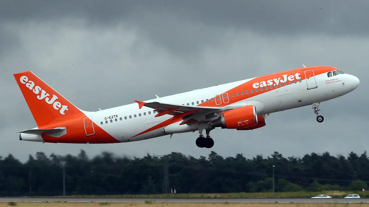 ARCHIV - 18.06.2022, Brandenburg, Schönefeld: Ein Airbus A320 der easyJet startet von der Südbahn des BER, nahe des Geländes der Internationalen Luft- und Raumfahrtausstellung ILA. Cockpit- und Kabinencrews bei der Fluggesellschaft Easyjet in Deutschland bekommen mehr Geld. (zu dpa «Easyjet und Verdi einigen sich auf Tarifvertrag für Flugzeugcrews») Foto: Wolfgang Kumm/dpa +++ dpa-Bildfunk +++