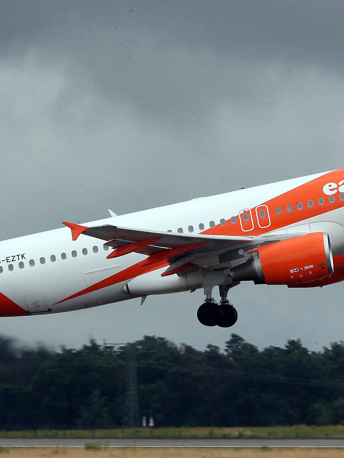 ARCHIV - 18.06.2022, Brandenburg, Schönefeld: Ein Airbus A320 der easyJet startet von der Südbahn des BER, nahe des Geländes der Internationalen Luft- und Raumfahrtausstellung ILA. Cockpit- und Kabinencrews bei der Fluggesellschaft Easyjet in Deutschland bekommen mehr Geld. (zu dpa «Easyjet und Verdi einigen sich auf Tarifvertrag für Flugzeugcrews») Foto: Wolfgang Kumm/dpa +++ dpa-Bildfunk +++