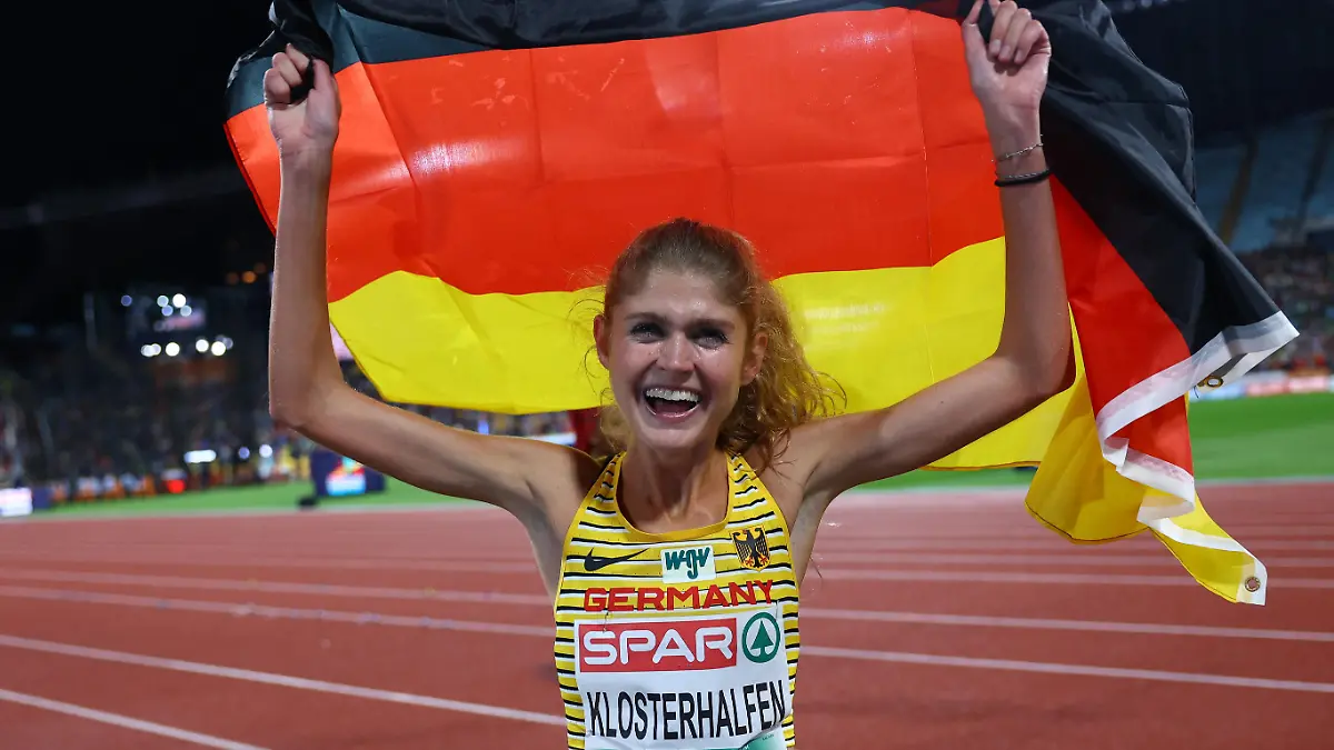 Athletics - 2022 European Championships - Olympiastadion, Munich, Germany - August 18, 2022 Germany's Konstanze Klosterhalfen celebrate after winning gold in the women's 5000m final REUTERS/Kai Pfaffenbach