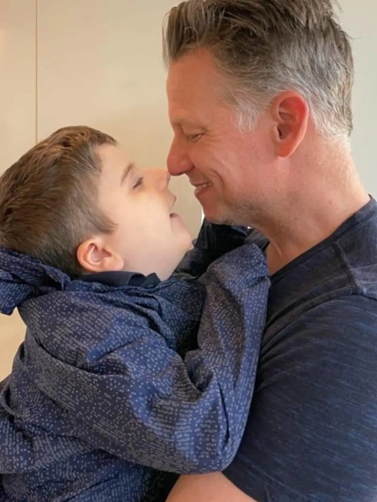 Henry und sein Vater, NBC-Moderator Richard Engel, kuscheln