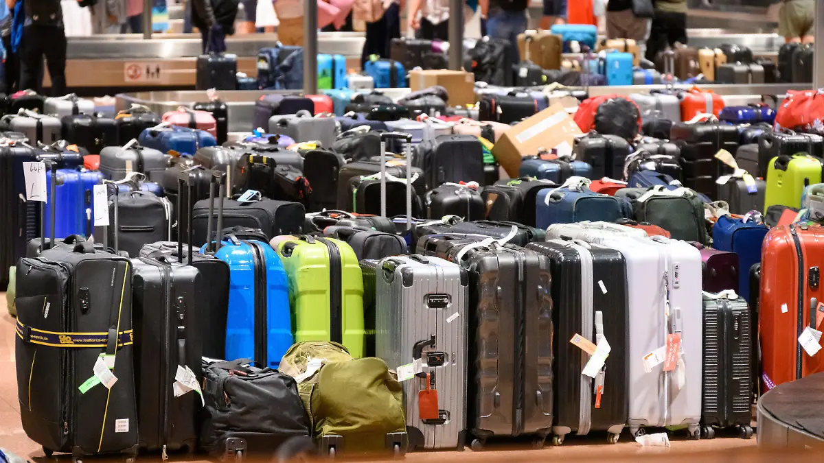 ARCHIV - 23.06.2022, Hamburg: Zahlreiche Koffer lagern im Gepäckausgabe-Bereich. Koffer, Taschen und Kinderwagen stehen in der Gepäckausgabe des Airports und finden erst nach Tagen ihre Besitzer. Nach Angaben des Flughafens handelt es sich um sogenanntes Rush Gepäck, das mit einem späteren Flug als der Passagier angekommen ist. (zu dpa "Ärger um nachgeliefertes Gepäck am Flughafen Hamburg hält an") Foto: Jonas Walzberg/dpa +++ dpa-Bildfunk +++