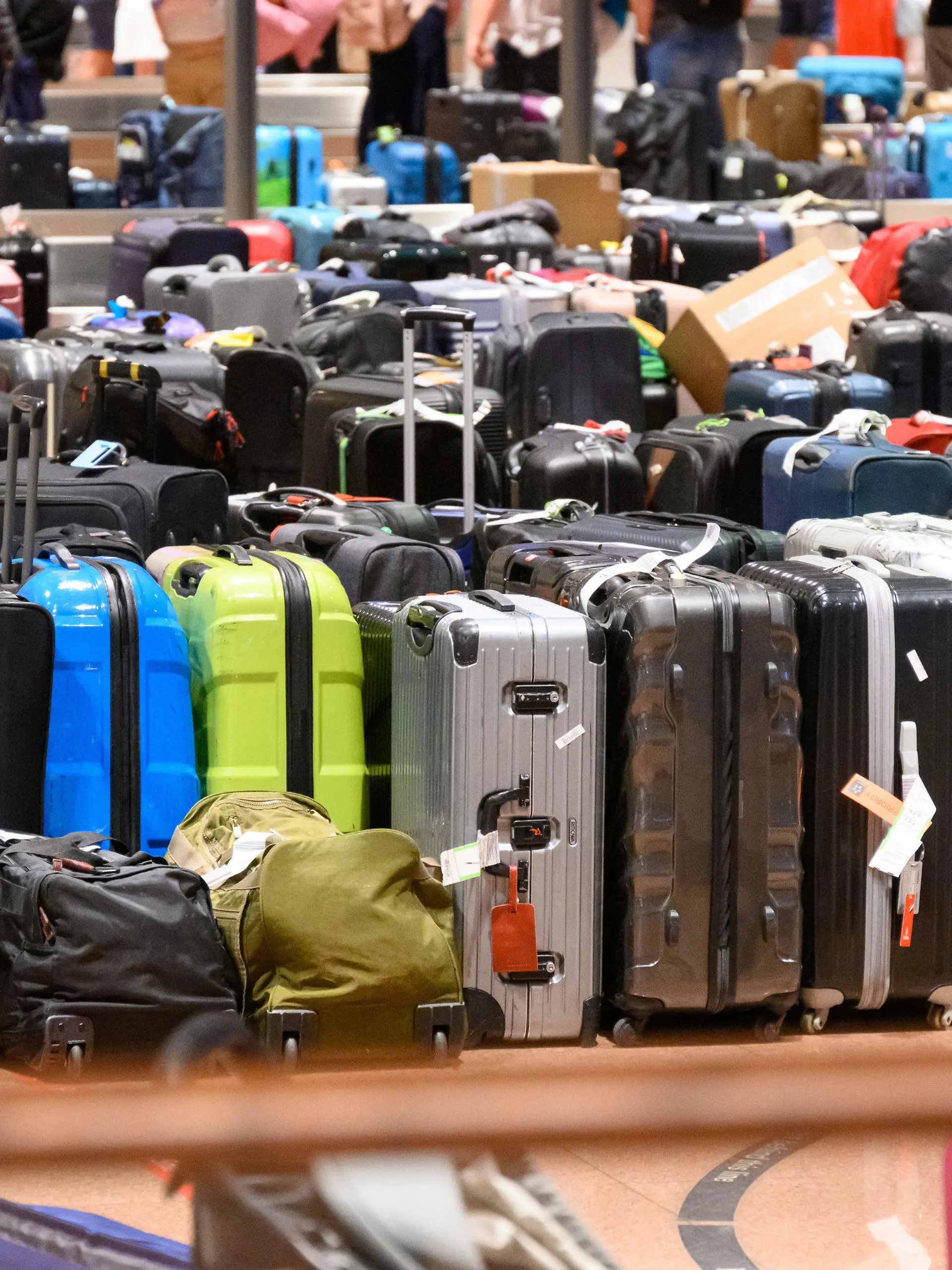 ARCHIV - 23.06.2022, Hamburg: Zahlreiche Koffer lagern im Gepäckausgabe-Bereich. Koffer, Taschen und Kinderwagen stehen in der Gepäckausgabe des Airports und finden erst nach Tagen ihre Besitzer. Nach Angaben des Flughafens handelt es sich um sogenanntes Rush Gepäck, das mit einem späteren Flug als der Passagier angekommen ist. (zu dpa "Ärger um nachgeliefertes Gepäck am Flughafen Hamburg hält an") Foto: Jonas Walzberg/dpa +++ dpa-Bildfunk +++