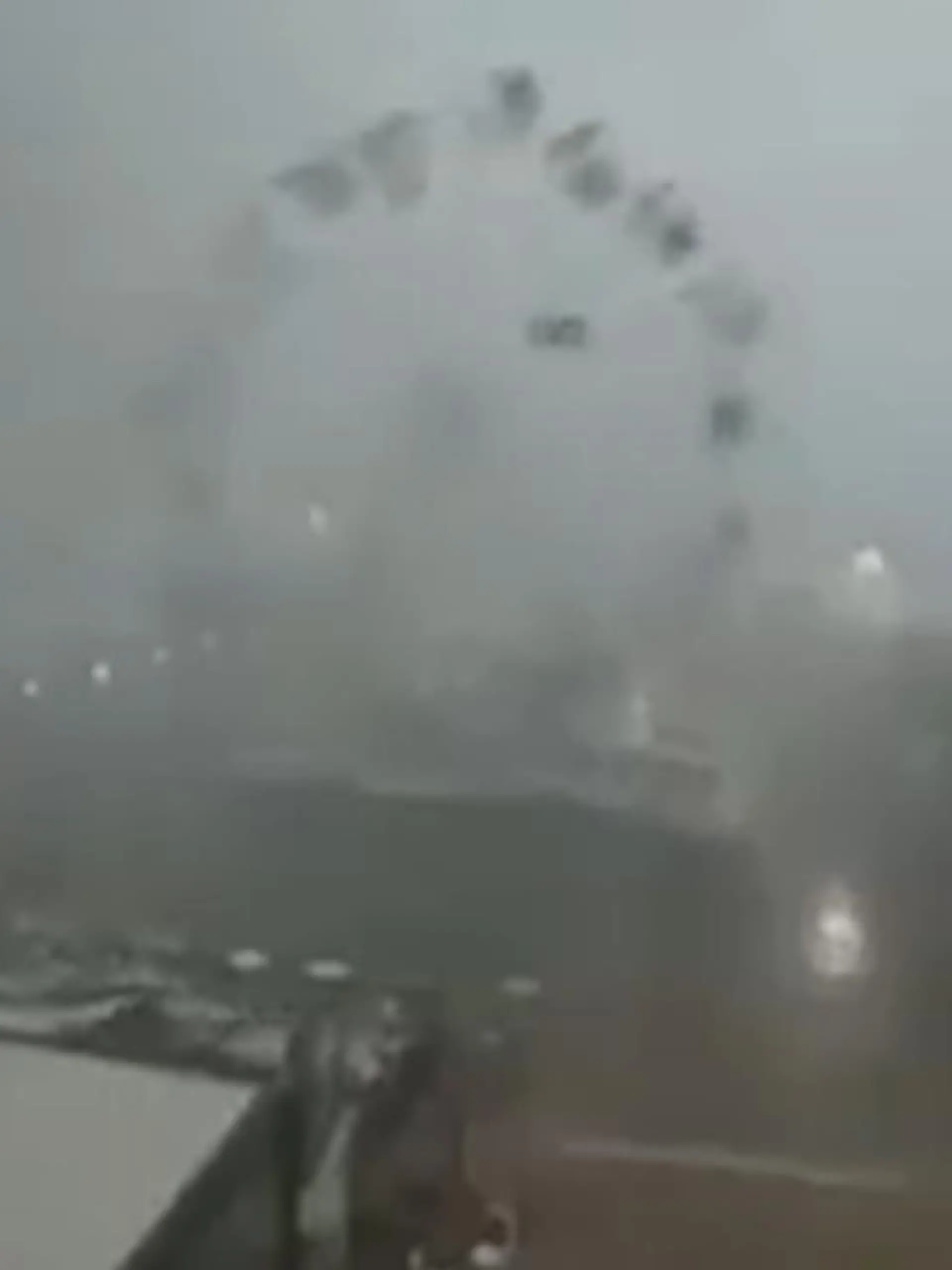 Ein starkes Unwetter traf die Toskana am Donnerstag schwer – und zwar so schwer, dass sogar die Kabinen eines Riesenrads aus ihren Verankerungen gerissen wurden und durch die Luft flogen. Wir zeigen die dramatischen Aufnahmen im Video.
