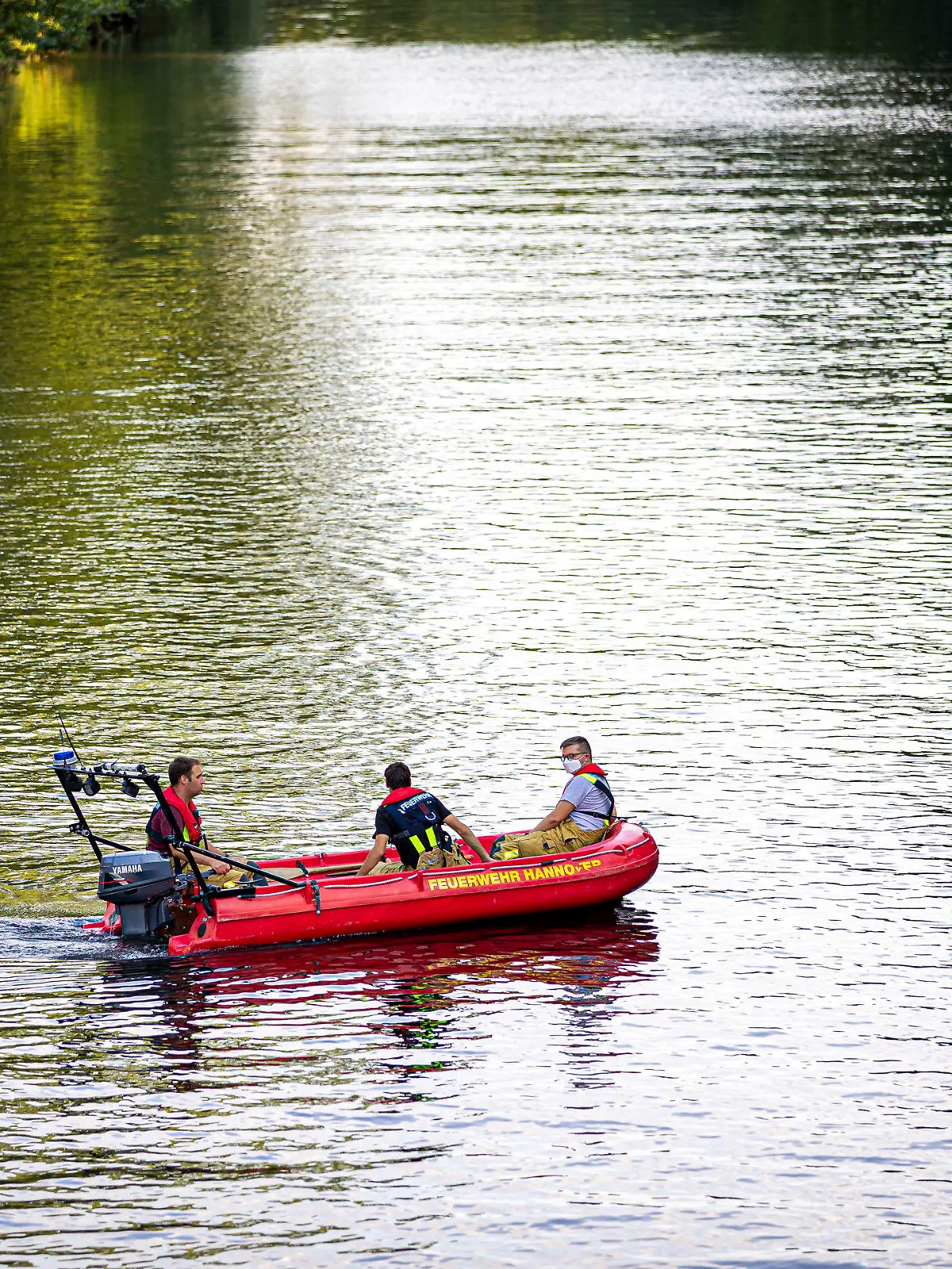 16.08.2022, Niedersachsen, Hannover: Einsatzkräfte der Feuerwehr suchen mit einem Boot auf der Ihme, einem Nebenfluss der Leine, nach einer vermissten Person. In Hannover ist am Dienstagabend (16.08.2022) ein junger Mann in der Ihme ertrunken. Taucher bargen den Mann nach etwa einer Stunde unter Wasser aus dem Fluss, wie die Feuerwehr mitteilte. Foto: Moritz Frankenberg/dpa +++ dpa-Bildfunk +++