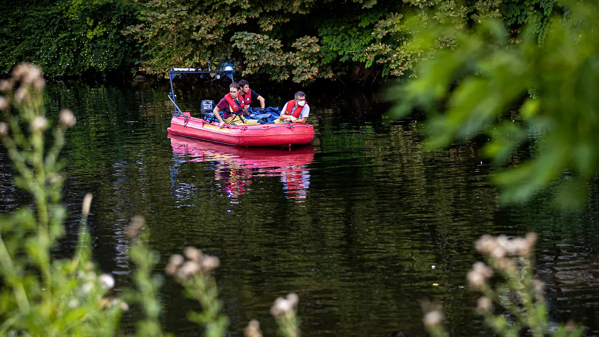 16.08.2022, Niedersachsen, Hannover: Einsatzkräfte der Feuerwehr suchen mit einem Boot auf der Ihme, einem Nebenfluss der Leine, nach einer vermissten Person. In Hannover ist am Dienstagabend (16.08.2022) ein junger Mann in der Ihme ertrunken. Taucher bargen den Mann nach etwa einer Stunde unter Wasser aus dem Fluss, wie die Feuerwehr mitteilte. Foto: Moritz Frankenberg/dpa +++ dpa-Bildfunk +++