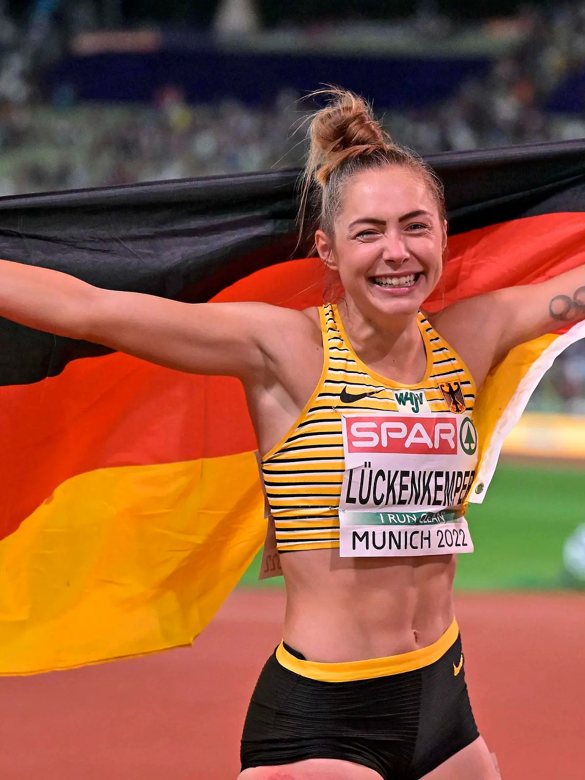  16.08.2022, European Championchips München 2022, Leichtathletik im Olympiastadion München, 100 Meter Finale der Frauen, Gina Lückenkemper GER wird Europameisterin. Sie jubelt mit einer Deutschen Fahne *** 16 08 2022, European Championchips Munich 2022, Athletics at Olympic Stadium Munich, Womens 100 meters final, Gina Lückenkemper GER becomes European Champion She cheers with a German flag