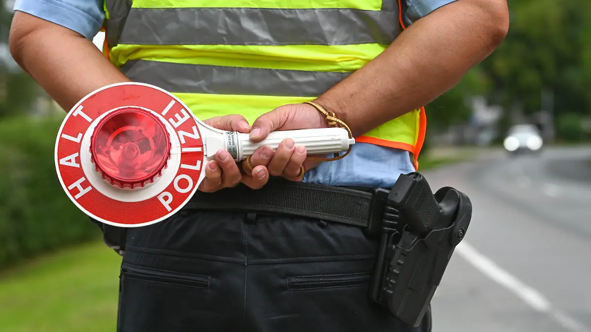11.08.2023, Sachsen-Anhalt, Zörbig: Eine Polizeikelle zum Herauswinken von Fahrzeugen bei einer Verkehrskontrolle. Die Polizei Sachsen-Anhalt beteiligt sich an der europaweiten Roadpol Geschwindigkeitswoche. Der Zusammenschluss der Verkehrspolizeien der Mitgliedsländer der Europäischen Union verfolgt das Ziel, die Sicherheit auf den europäischen Straßen zu verbessern. Foto: Heiko Rebsch/dpa +++ dpa-Bildfunk +++