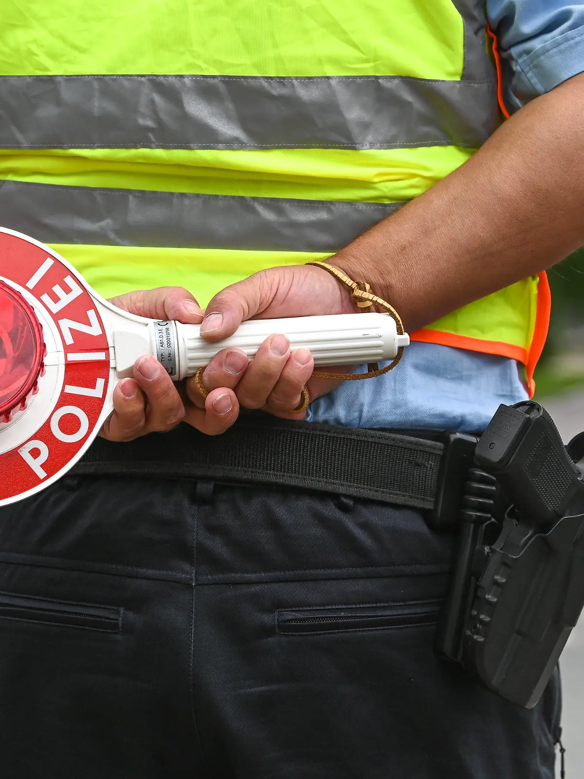 11.08.2023, Sachsen-Anhalt, Zörbig: Eine Polizeikelle zum Herauswinken von Fahrzeugen bei einer Verkehrskontrolle. Die Polizei Sachsen-Anhalt beteiligt sich an der europaweiten Roadpol Geschwindigkeitswoche. Der Zusammenschluss der Verkehrspolizeien der Mitgliedsländer der Europäischen Union verfolgt das Ziel, die Sicherheit auf den europäischen Straßen zu verbessern. Foto: Heiko Rebsch/dpa +++ dpa-Bildfunk +++