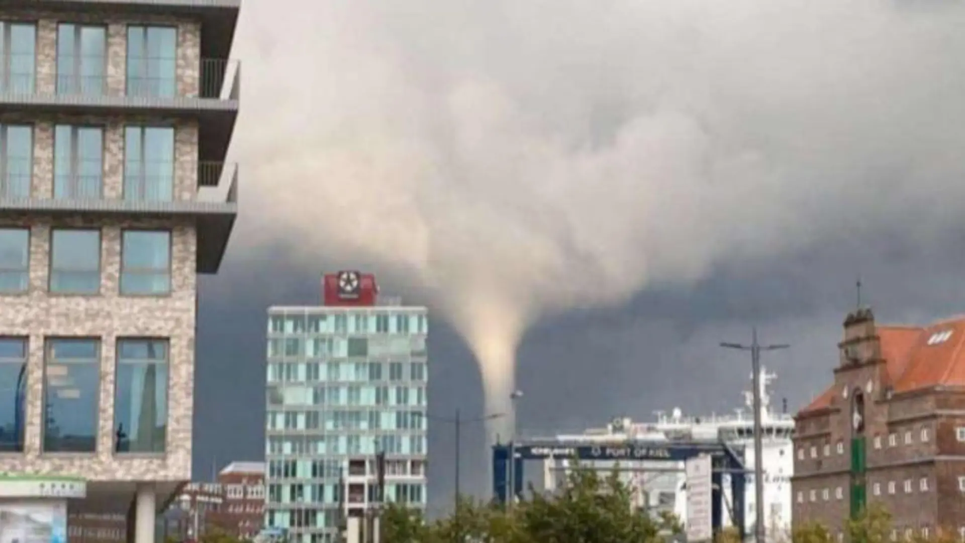 29.09.2021, Schleswig-Holstein, Kiel: Das Videostandbild zeigt einen Tornado am frühen Abend über Kiel. Der Tornado hat nach Angaben der Polizei am frühen Mittwochabend in Kiel mehrere Menschen durch die Luft gewirbelt und ins Wasser gespült. Foto: Steven Hutchings/TNN/dpa +++ dpa-Bildfunk +++