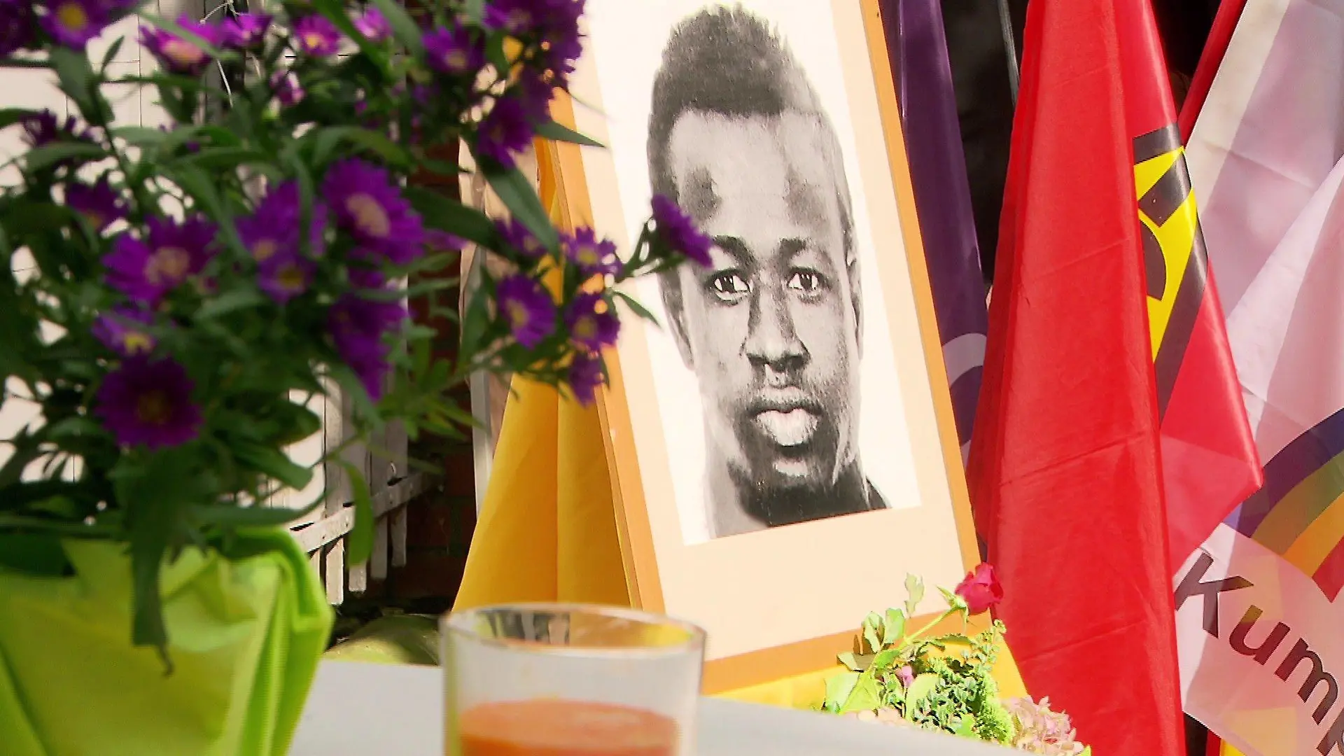 Für eine Gedenkfeier in Dortmund haben Menschen ein Foto von Mouhamed Dramé aufgestellt.