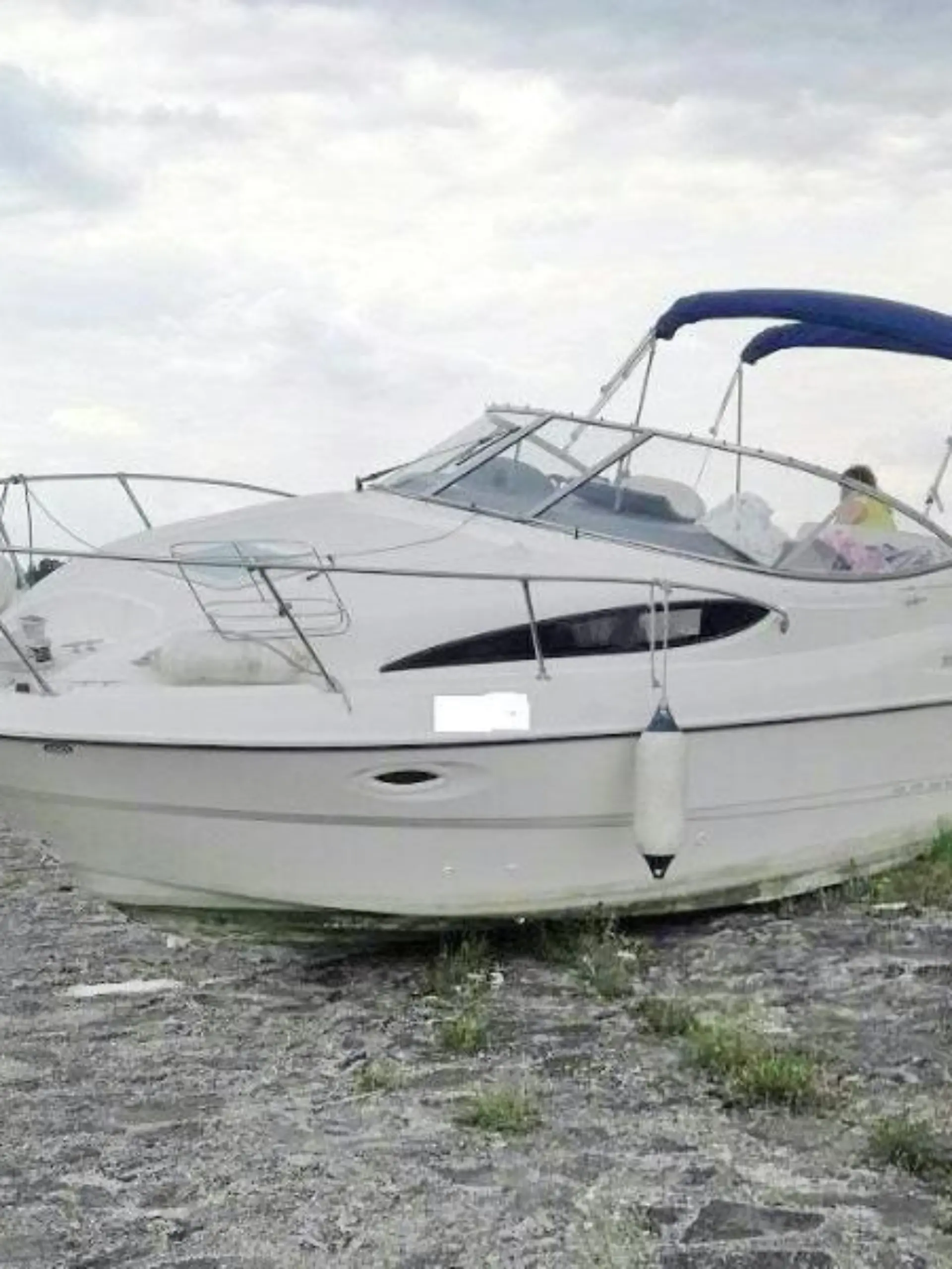 Sportboot rutscht auf Radweg