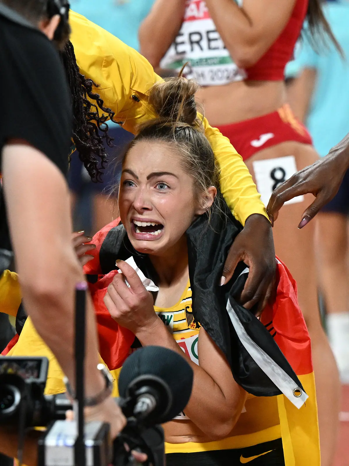 16.08.2022, Bayern, München: European Championships, Europameisterschaft, Leichtathletik, Frauen, 100m, Finale im Olympiastadion, Erstplatzierte Gina Lückenkemper (Deutschland) reagiert nach dem Wettkampf. Foto: Sven Hoppe/dpa +++ dpa-Bildfunk +++