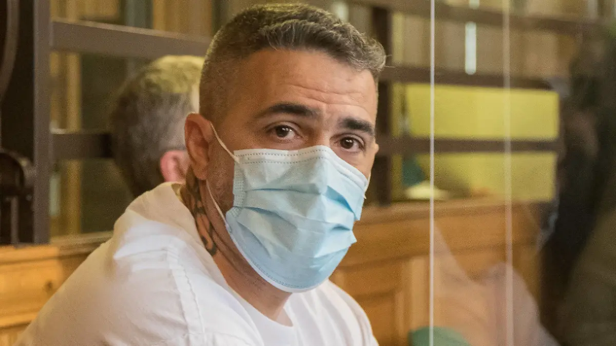   Achtung Personen muessen eigenständig unkenntlich gemacht werden  Berlin den 17.08.2020 Bild-Motiv: Nebenklaeger Bushido 10.30 Strafkammer 38, Saal 500 Delikt: versuchte schwere raeuberische Erpressung, Freiheitsberaubung, gefaehrliche Koerperverletzung, Noetigung, Beleidigung, Untreue u.a. 1 Arafat Abou-Chaker 44 2 Yasser Abou-Chaker 39 3 Nasser Abou-Chaker 49 4 Rommel Abou-Chaker 42 -Sicherheitsverfuegung- -Akkreditierung- Das Verfahren richtet sich gegen Arafat A.-C. und drei seiner Brueder wegen verschiedener Vorwuerfe zum Nachteil des Rappers Bushido. Arafat A.-C. und Anis F. alias Bushido seien einst Partner im Musikgeschaeft gewesen. Die Taten sollen sich im Anschluss der 2017 von Bushido ausgehenden Auf