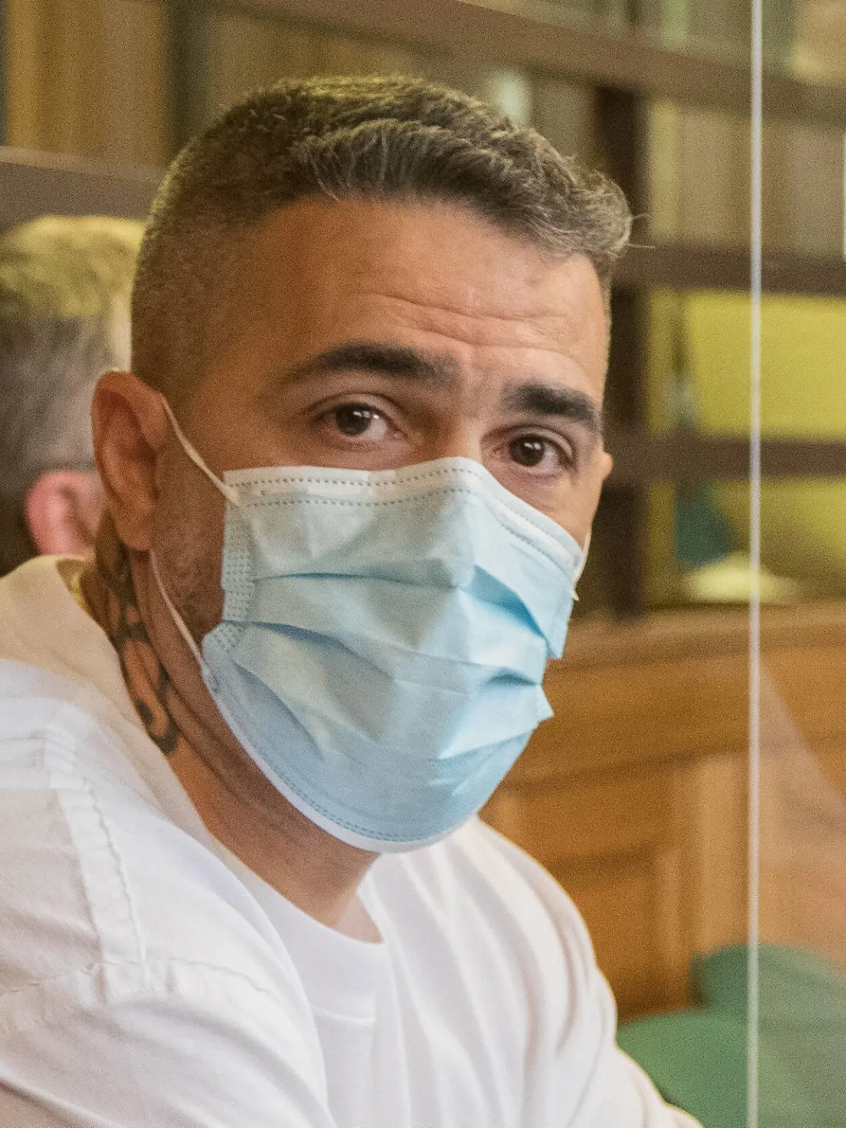   Achtung Personen muessen eigenständig unkenntlich gemacht werden  Berlin den 17.08.2020 Bild-Motiv: Nebenklaeger Bushido 10.30 Strafkammer 38, Saal 500 Delikt: versuchte schwere raeuberische Erpressung, Freiheitsberaubung, gefaehrliche Koerperverletzung, Noetigung, Beleidigung, Untreue u.a. 1 Arafat Abou-Chaker 44 2 Yasser Abou-Chaker 39 3 Nasser Abou-Chaker 49 4 Rommel Abou-Chaker 42 -Sicherheitsverfuegung- -Akkreditierung- Das Verfahren richtet sich gegen Arafat A.-C. und drei seiner Brueder wegen verschiedener Vorwuerfe zum Nachteil des Rappers Bushido. Arafat A.-C. und Anis F. alias Bushido seien einst Partner im Musikgeschaeft gewesen. Die Taten sollen sich im Anschluss der 2017 von Bushido ausgehenden Auf