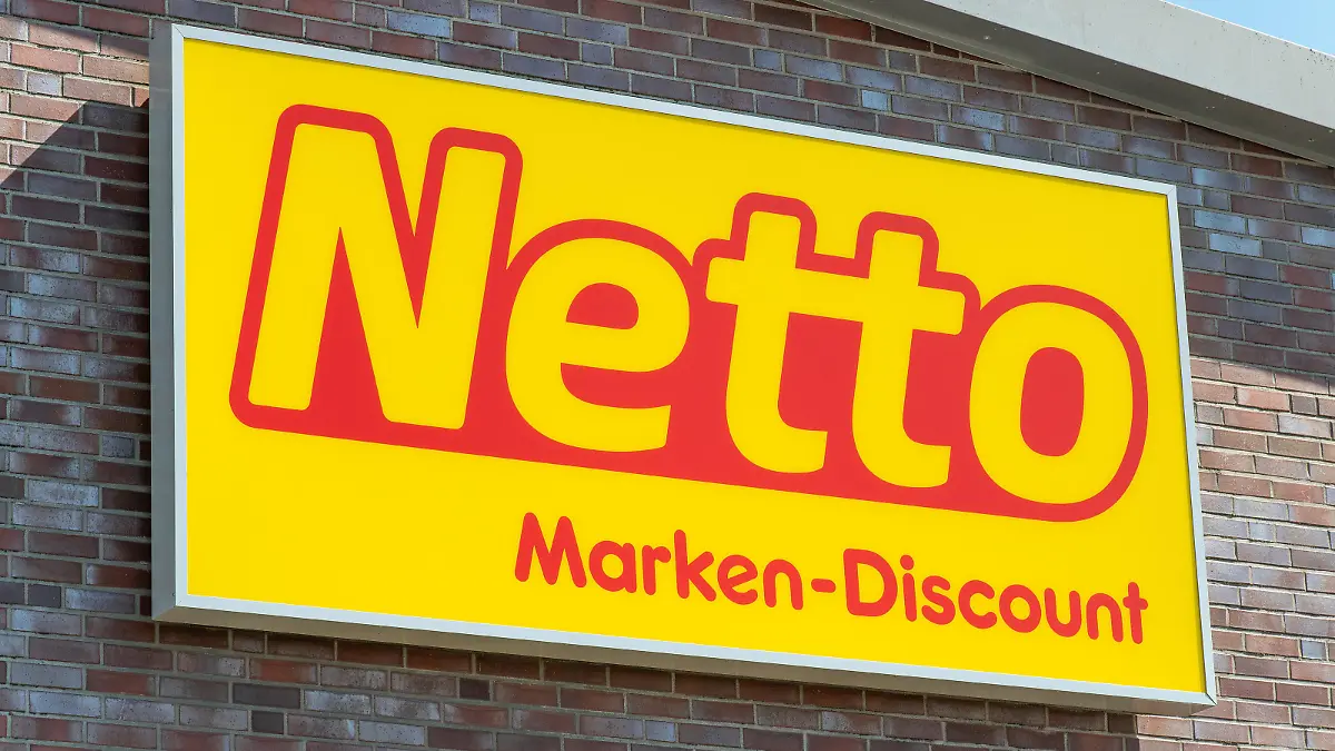 Schleswig, das Firmenschild der Netto Marken-Discount AG & Co. KG an einem Markt. Die Leuchtreklame des Discounters, welches ein Tochterunternehmen der Edeka Zentrale AG & Co. KG ist, an der Außenwand des Marktes. +++ Nur für redaktionelle Nutzung +++ Only for editorial use +++
