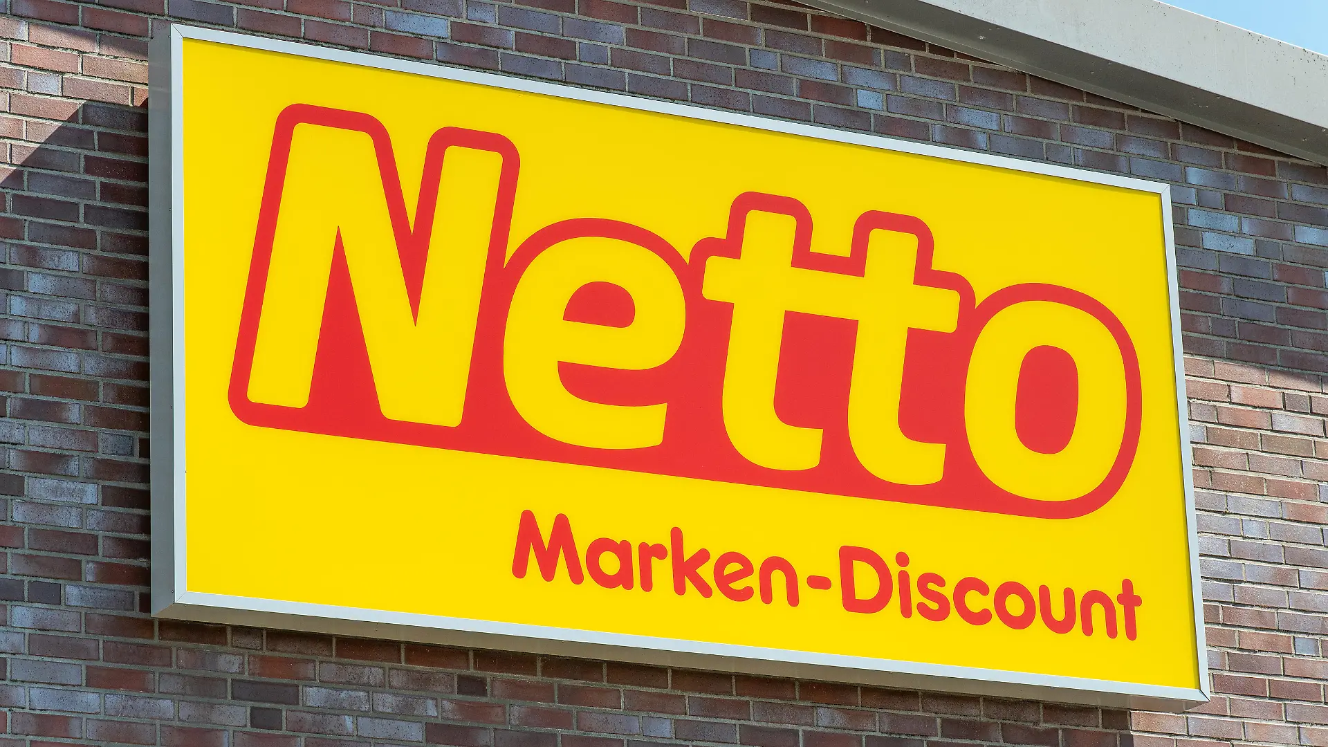 Schleswig, das Firmenschild der Netto Marken-Discount AG & Co. KG an einem Markt. Die Leuchtreklame des Discounters, welches ein Tochterunternehmen der Edeka Zentrale AG & Co. KG ist, an der Außenwand des Marktes. +++ Nur für redaktionelle Nutzung +++ Only for editorial use +++