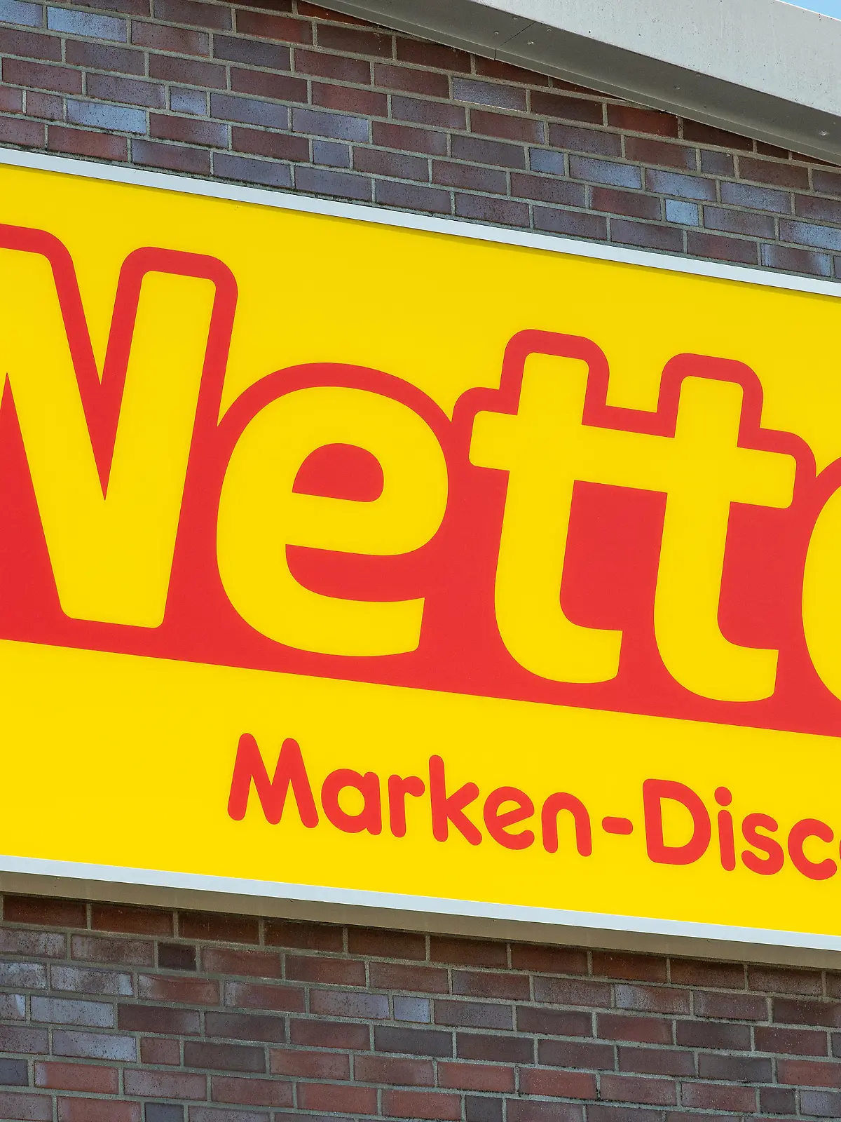 Schleswig, das Firmenschild der Netto Marken-Discount AG & Co. KG an einem Markt. Die Leuchtreklame des Discounters, welches ein Tochterunternehmen der Edeka Zentrale AG & Co. KG ist, an der Außenwand des Marktes. +++ Nur für redaktionelle Nutzung +++ Only for editorial use +++