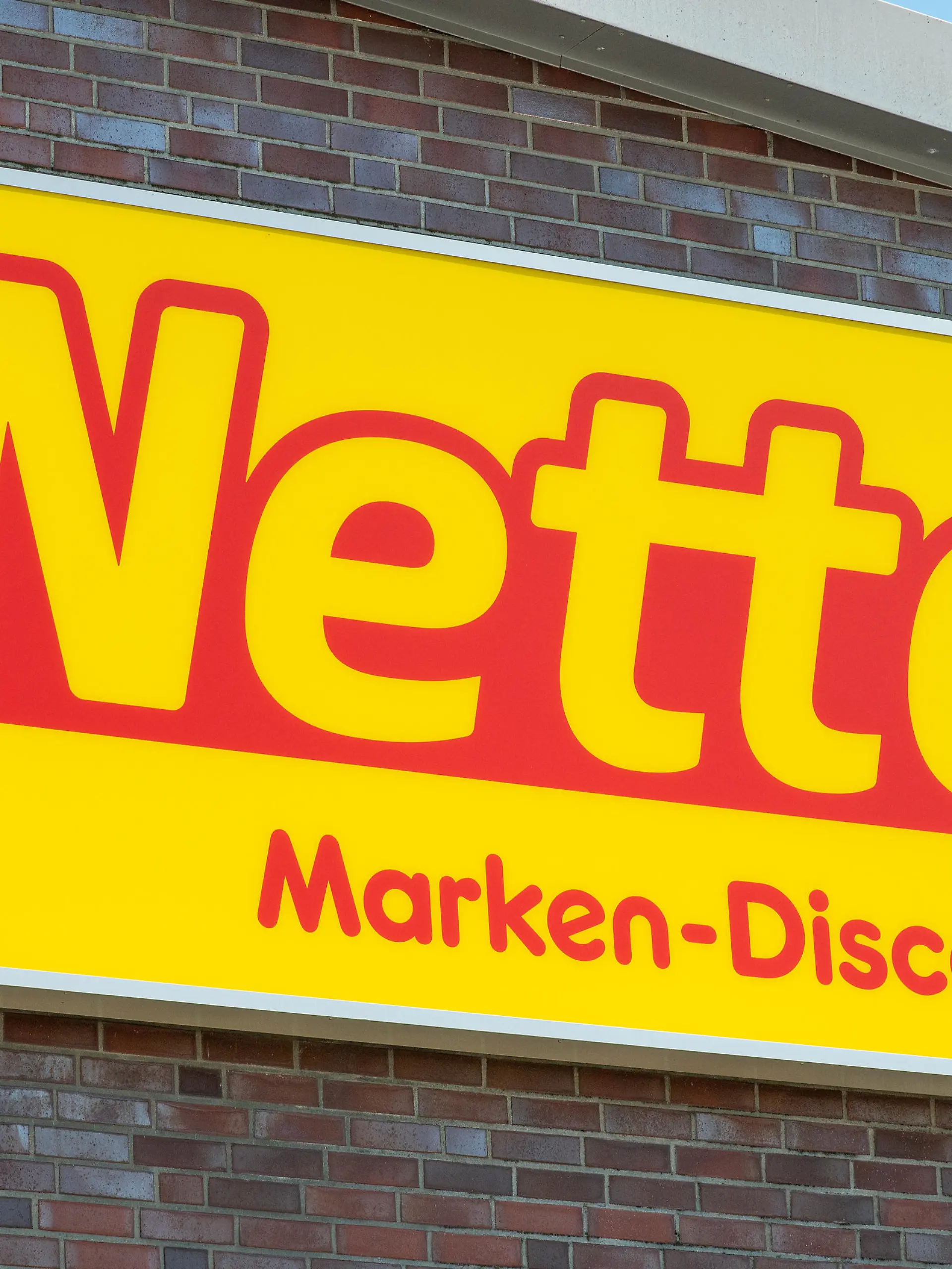 Schleswig, das Firmenschild der Netto Marken-Discount AG & Co. KG an einem Markt. Die Leuchtreklame des Discounters, welches ein Tochterunternehmen der Edeka Zentrale AG & Co. KG ist, an der Außenwand des Marktes. +++ Nur für redaktionelle Nutzung +++ Only for editorial use +++