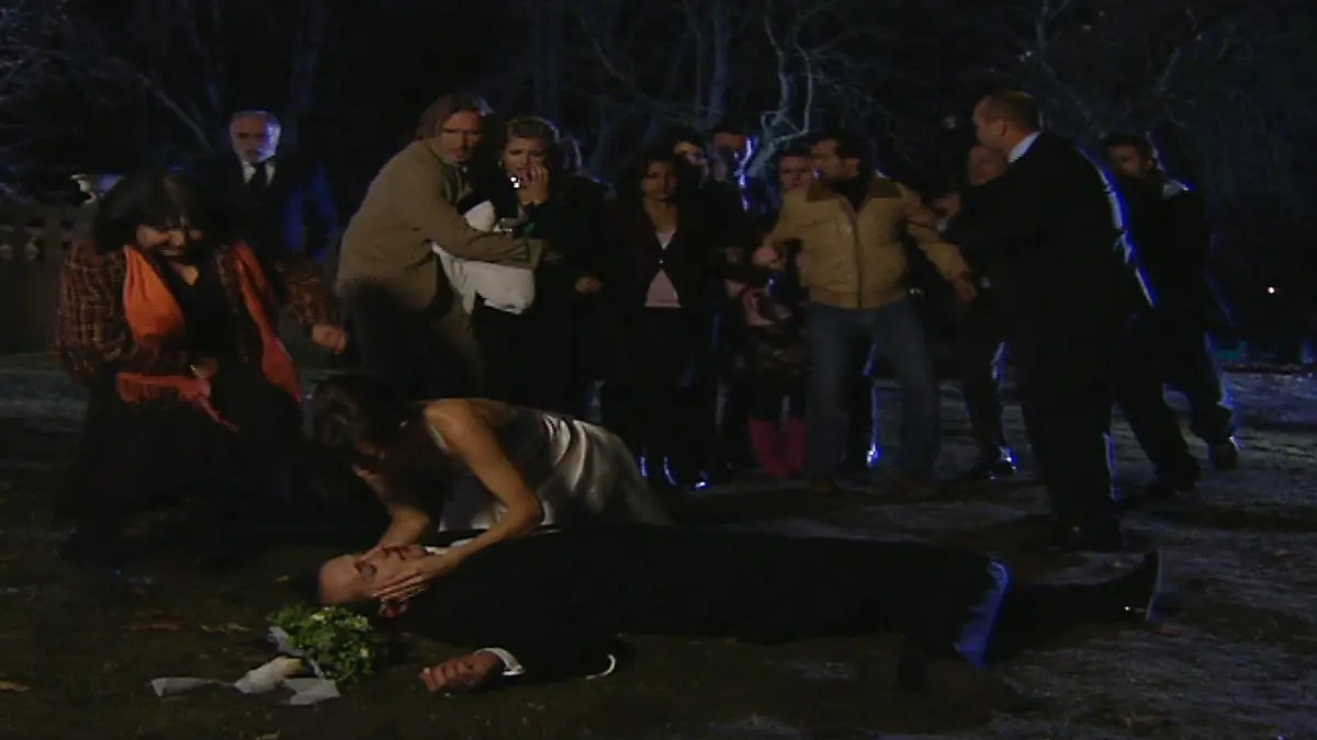 Sandra betrachtet die Leiche ihres Mannes.