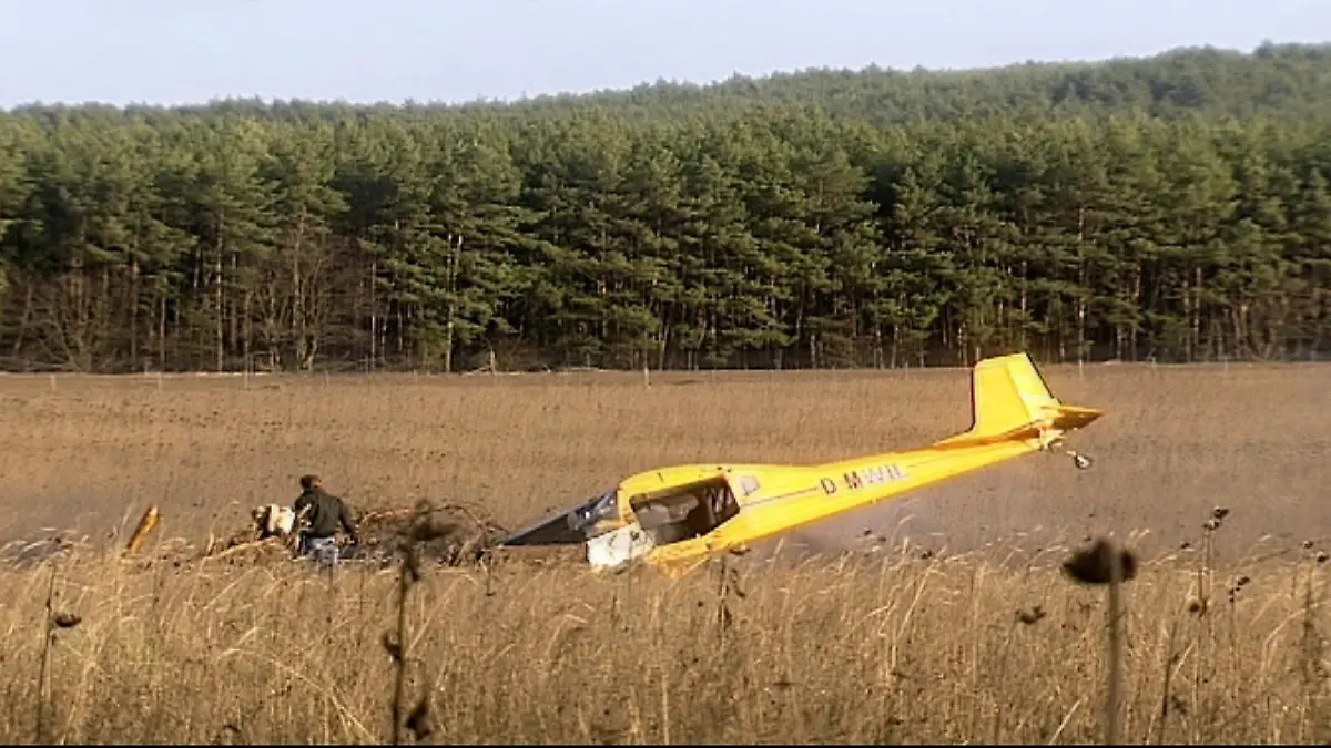 Philip und Emily sind am Ort des Absturzes, das Flugzeug brennt.