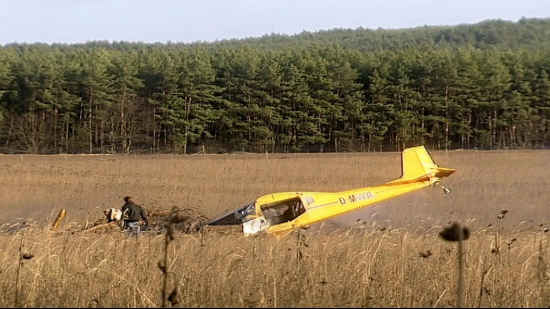 Philip und Emily sind am Ort des Absturzes, das Flugzeug brennt.