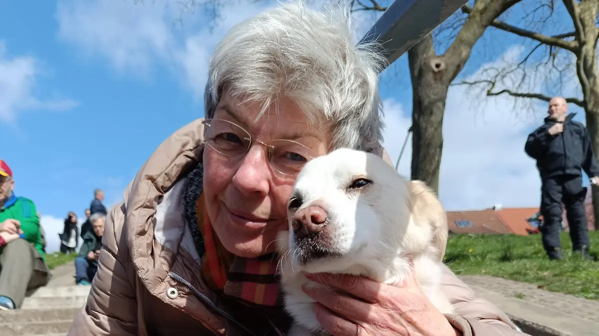 Regina Heygster mit ihrem Hund Rolfy