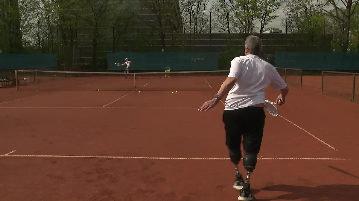 Auch, wenn ein paar Bälle im Netz landen, ist der erste Besuch auf dem Tennisplatz ein Riesenerfolg für Jürgen Becker.