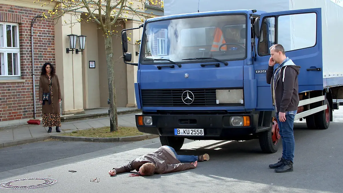 Alexander liegt in seinem Blut vor dem LKW der ihn erfasst hat.