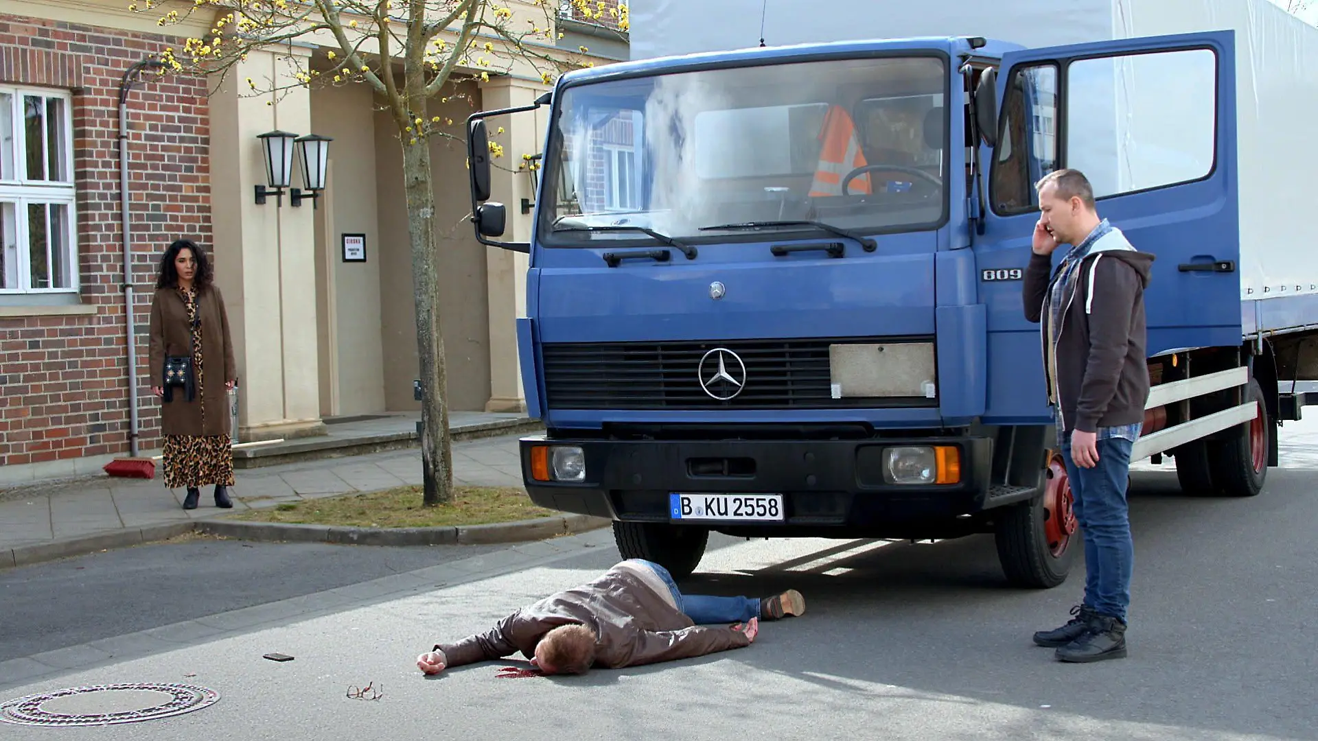 Alexander liegt in seinem Blut vor dem LKW der ihn erfasst hat.