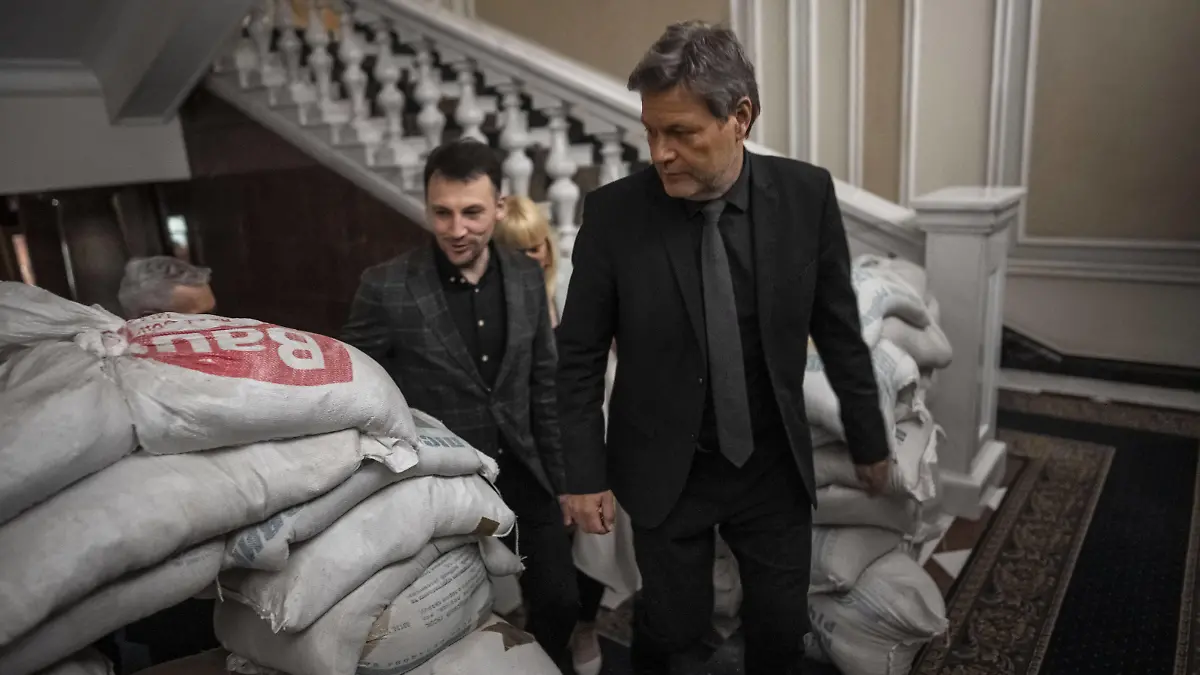 Der Bundesminister fuer Wirtschaft und Klimaschutz Robert Habeck Buendnis 90 / Die Gruenen besucht vom 17.04-19.04.2024 Polen, die Ukraine und die Republik Moldau. Kyjiw, 18.04.2024. Gespraech mit Wolodymir Selenskyi, Praesident der Ukraine Kyjiw Ukraine *** Federal Minister for Economic Affairs and Climate Protection Robert Habeck Buendnis 90 Die Gruenen visits Poland, Ukraine and the Republic of Moldova Kyiv, 18 April 2024 Meeting with Volodymir Selenskyi, President of Ukraine Kyiv Ukraine Copyright: xDominikxButzmannxphotothek.dex
