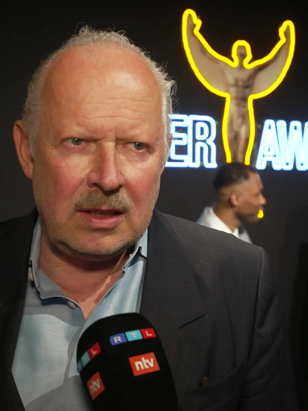 Nach 21 Jahren im Dienst als Klaus Borowski kehrt Axel Milberg dem Tatort den Rücken. Warum der Schauspieler so lange durchgehalten hat und was er am meisten vermissen wird, erfahrt ihr im Video.