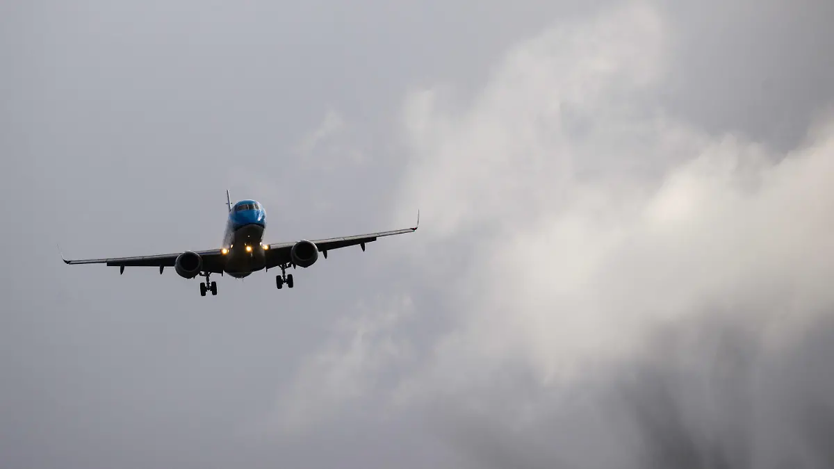 17.02.2022, Niedersachsen, Hannover: Ein Flugzeug landet in Schräglage während Orkantief Ylenia am Flughafen Hannover. Foto: Julian Stratenschulte/dpa +++ dpa-Bildfunk +++