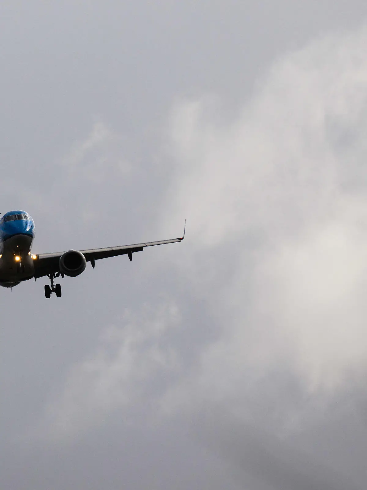 17.02.2022, Niedersachsen, Hannover: Ein Flugzeug landet in Schräglage während Orkantief Ylenia am Flughafen Hannover. Foto: Julian Stratenschulte/dpa +++ dpa-Bildfunk +++