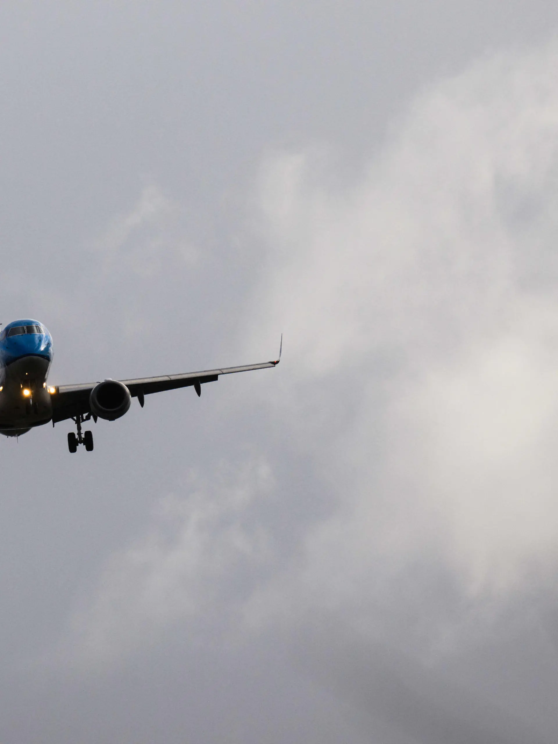 17.02.2022, Niedersachsen, Hannover: Ein Flugzeug landet in Schräglage während Orkantief Ylenia am Flughafen Hannover. Foto: Julian Stratenschulte/dpa +++ dpa-Bildfunk +++
