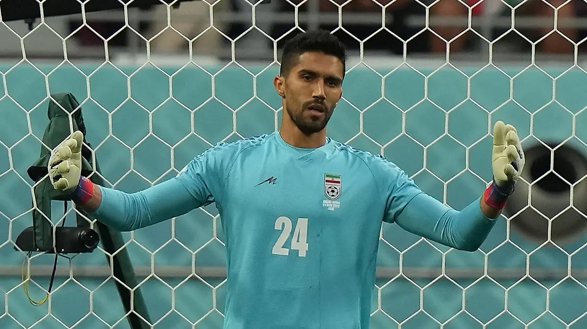 21.11.2022, Khalifa International Stadium, Doha, QAT, WM FIFA 2022, Group B, England vs Iran, im Bild Irans goalkeeper Hossein Hosseini