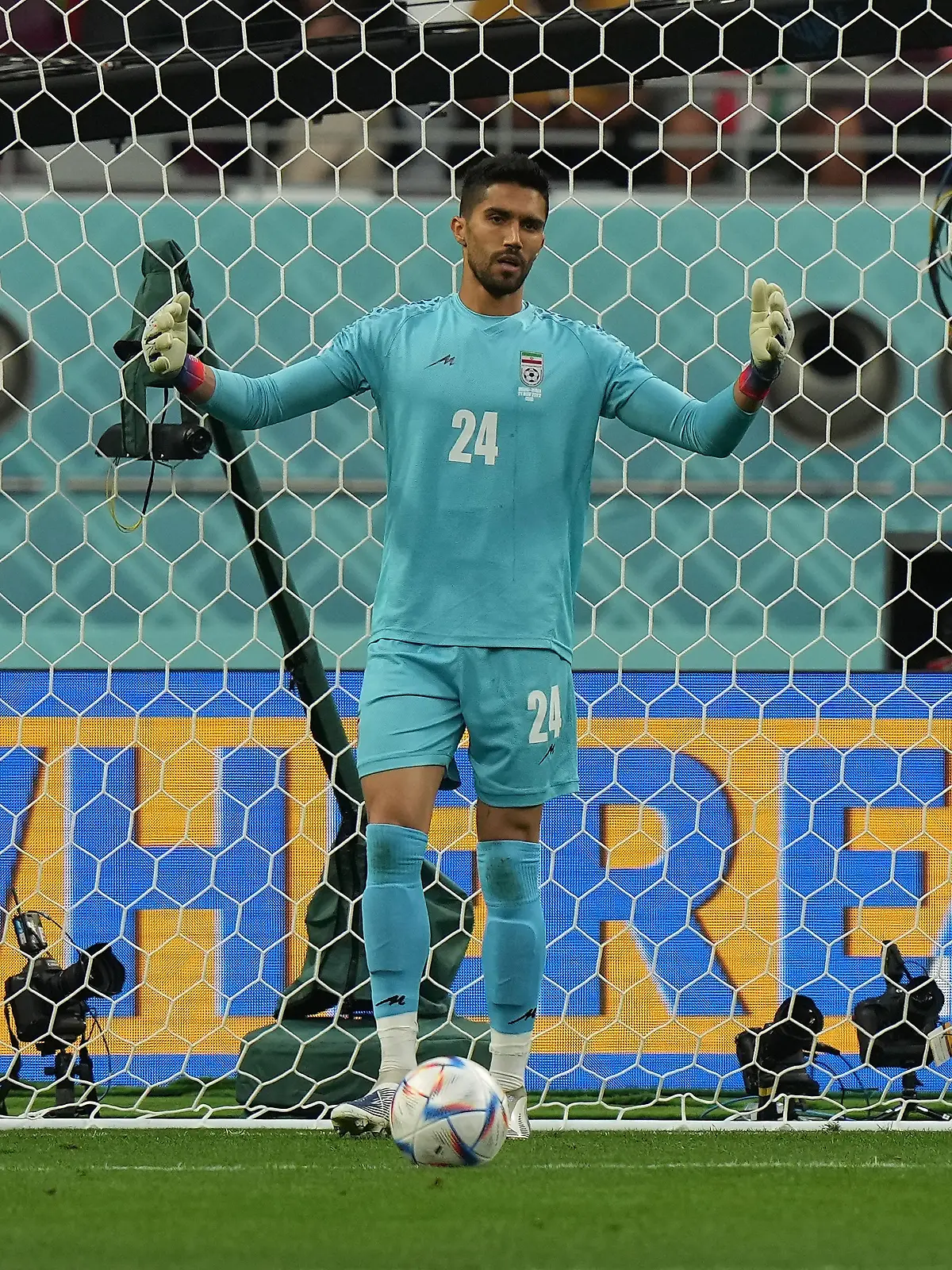 21.11.2022, Khalifa International Stadium, Doha, QAT, WM FIFA 2022, Group B, England vs Iran, im Bild Irans goalkeeper Hossein Hosseini