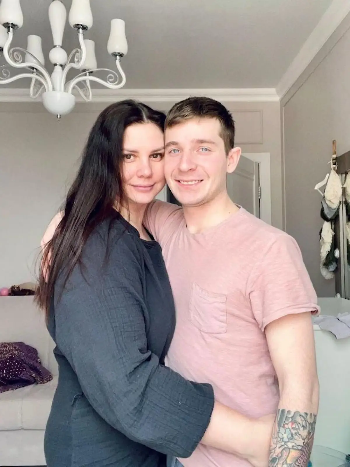 Wir haben ja schon einige verrückte Beziehungen gesehen – diese hier wirkt aber wie aus einem Hollywood-Film. Influencerin Marina Balmasheva (37) hat sich nämlich während der Beziehung zu ihrem Ex-Ehemann in ihren Stiefsohn (23) verliebt. Inzwischen sind die beiden ein glückliches Paar und haben sogar zwei gemeinsame Kinder.