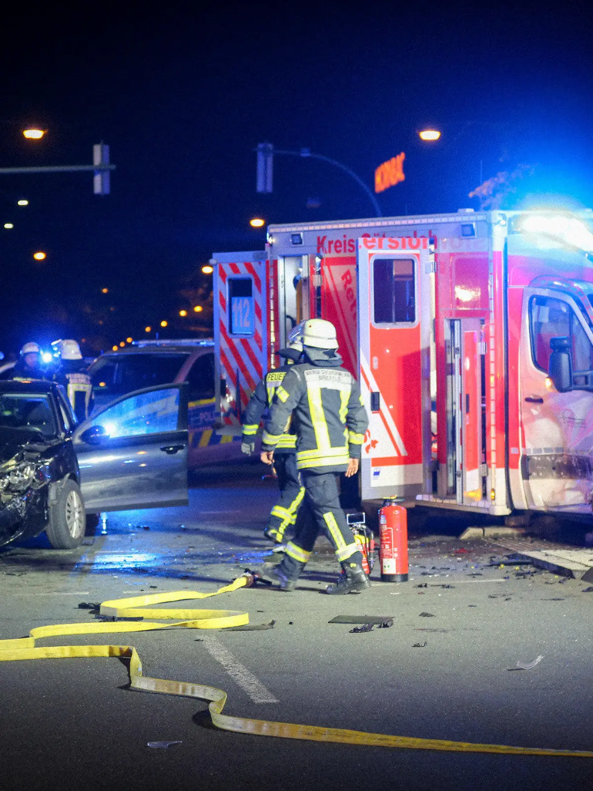 18.04.2024, Nordrhein-Westfalen, Bielefeld: Zwei verunfallte Fahrzeuge stehen auf einer Kreuzung. Nach einem Unfall zwischen einem Krankenwagen und einem Auto in Bielefeld schwebt ersten Erkenntnissen zufolge mindestens ein Mensch in Lebensgefahr. Vier weitere Menschen seien zum Teil schwer verletzt worden, teilte die Polizei am späten Donnerstagabend mit. Foto: Christian Müller/Westfalennews/dpa +++ dpa-Bildfunk +++