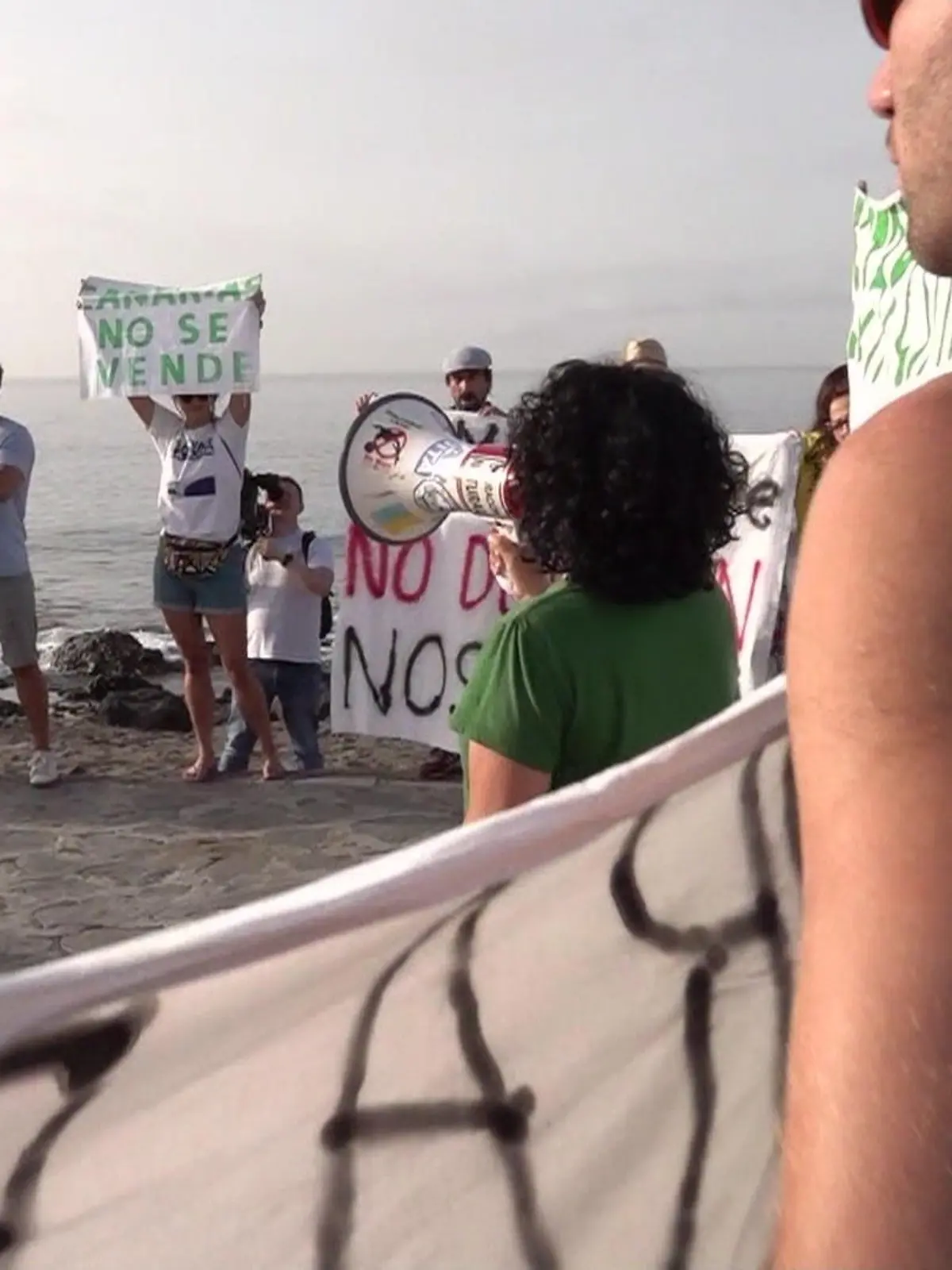 Sie haben keine Lust mehr auf Touristen. Einwohner der Kanarischen Inseln klagen, dass Urlauber ihnen bezahlbaren Wohnraum wegnehmen und ihre wertvolle Natur zerstören. Aus Protest gehen die Einheimischen sogar in den Hungerstreik.
