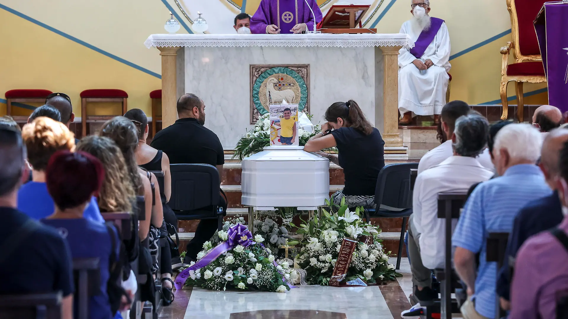 I genitori di Andrea Mirabile durante i I funerali del bimbo di 7 anni morto mentre era in vacanza con i genitori a Sharm el sheikh , nella chiesa di san Basilio, Palermo 16 luglio 2022 . ANSA/ IGOR PETYX