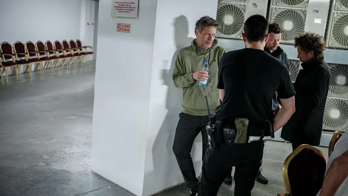 19.04.2024, Ukraine, Kiew: Robert Habeck (Bündnis 90/Die Grünen, l), Bundesminister für Wirtschaft und Klimaschutz, steht in den frühen Morgenstunden zusammen mit einem Mitarbeiter, Sicherheitsbeamten und Delegationsmitgliedern bei einem Luftalarm in einem Schutzraum, der Tiefgarage, des Hotels. Der Alarm dauerte anderthalb Stunden. Foto: Kay Nietfeld/dpa +++ dpa-Bildfunk +++