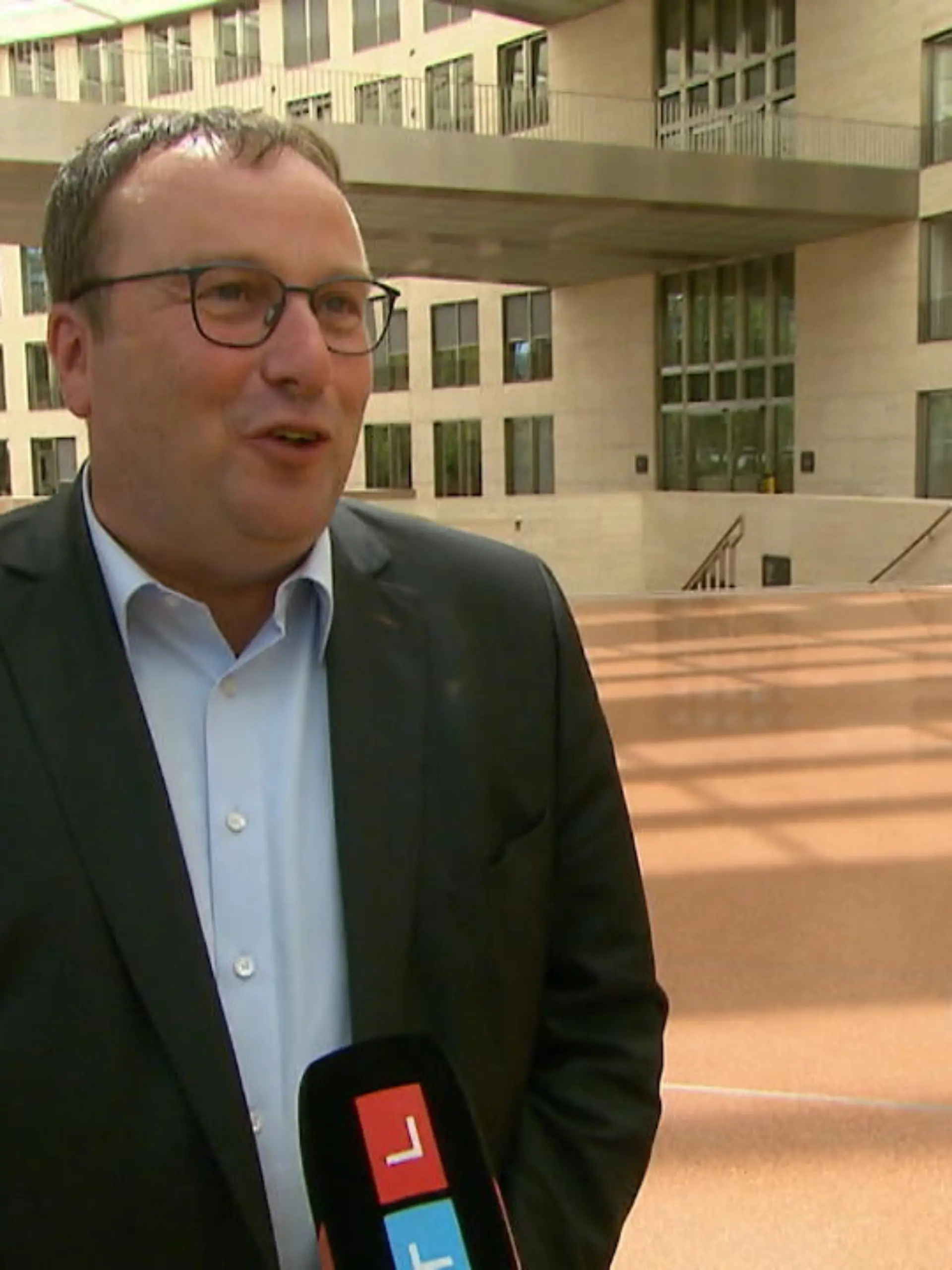RTL WEST Reporter Christian Benz hat mit Oliver Krischer gesprochen. Es ging unter anderem um das 9-Euro-Ticket, Umweltschutz und Baustellen in NRW.
