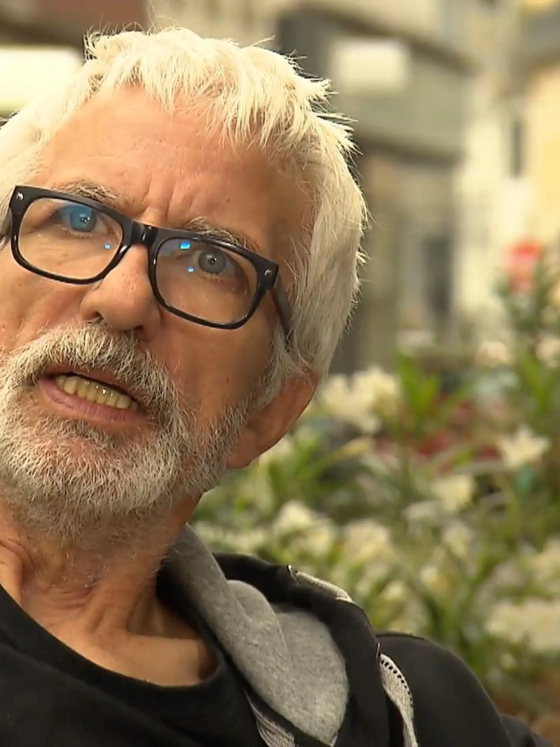 Er ist ein echtes Ruhrpott-Original: Ralf Richter feiert heute seinen 65. Geburtstag. Er wurde am 17. August 1957 in Essen geboren, wuchs dann in Bochum auf – also mitten im Ruhrgebiet. Der Schauspieler spielte in „Das Boot“ und auch im „Superstau“ mit. Die meisten werden ihn aber als Kalle Grabowski aus dem Kult-Film „Bang Boom Bang“ kennen. Nach Jahren mit Alkohol- und Drogenproblemen war er wegen Kokainhandels zu zweieinhalb Jahren Haft verurteilt worden, von denen er acht Monate absaß. Mittlerweile lebt der zweifache Vater und mehrfache Großvater in Köln.

https://kallegrabowski.de/