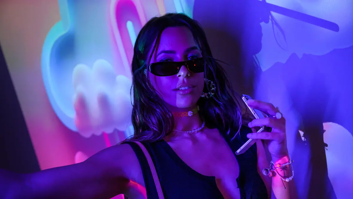 Vanessa Mai schaut bei einem Fotoshooting in die Kamera