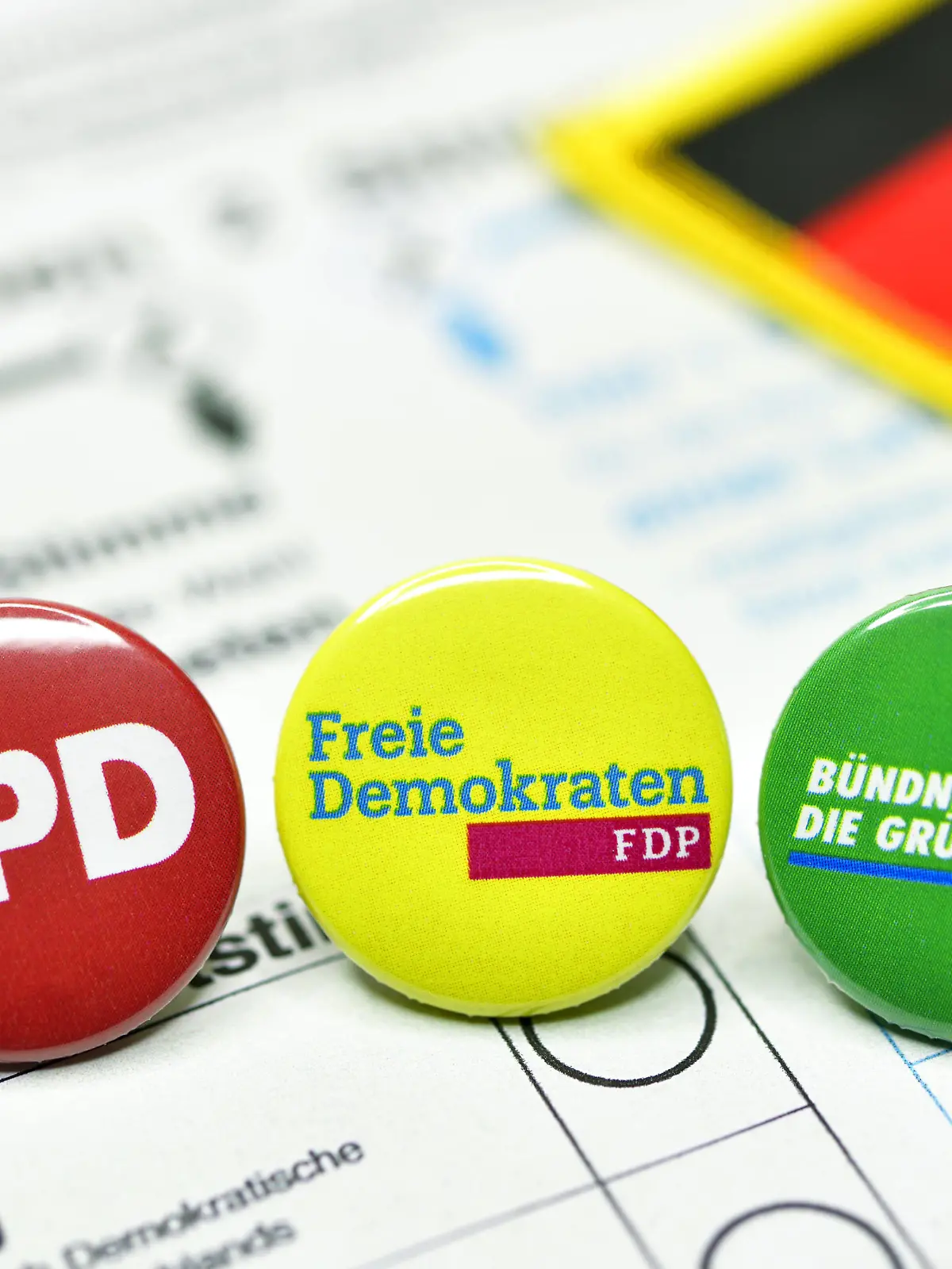 Parteien-Anstecker auf einem Stimmzettel, Koalition aus SPD, FDP und Grüne, Ampel-Koalition *** Party badge on a ballot paper, coalition of SPD, FDP and Greens, traffic light coalition 