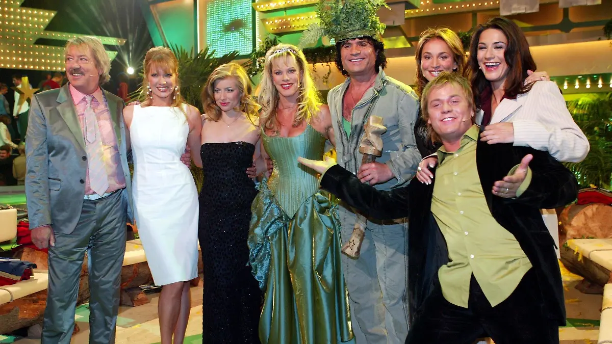 ACHTUNG: SPERRFRIST bis einschließlich 11. März 2004, 24 Uhr! Die Akteure der Dschungel-Show stellen sich am Sonntag (07.03.2004) nach der Aufzeichnung der RTL-Sendung "Ich bin ein Star - Holt mich hier raus! Das große Wiedersehen" in den Fernsehstudios in Berlin-Köpenick zum Gruppenbild: (l-r) Werner Böhm alias Gottlieb Wendehals, Antonia Langsdorf, Susan Stahnke, Lisa Fitz, "Dschungelkönig" Costa Cordalis, Caroline Beil, Mariella Ahrens und Dustin Semmelrogge. Sechs Wochen nach der Rückkehr aus dem Dschungelcamp trafen sich die Helden der ungewöhnlichen TV-Show wieder und berichteten, wie es ihnen seitdem erging. Die Sendung wird am 11. März um 21.15 Uhr ausgestrahlt.