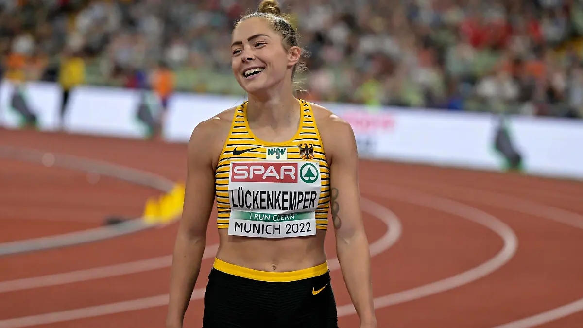 16.08.2022, European Championchips München 2022, Leichtathletik im Olympiastadion München, Halbfinale 1. der Frauen 100 Meter Lauf , Gina Lückenkemper GER freut sich *** 16 08 2022, European Championchips Munich 2022, athletics at the Olympic Stadium Munich, semi-final 1 of the womens 100 meter run , Gina Lückenkemper GER rejoices